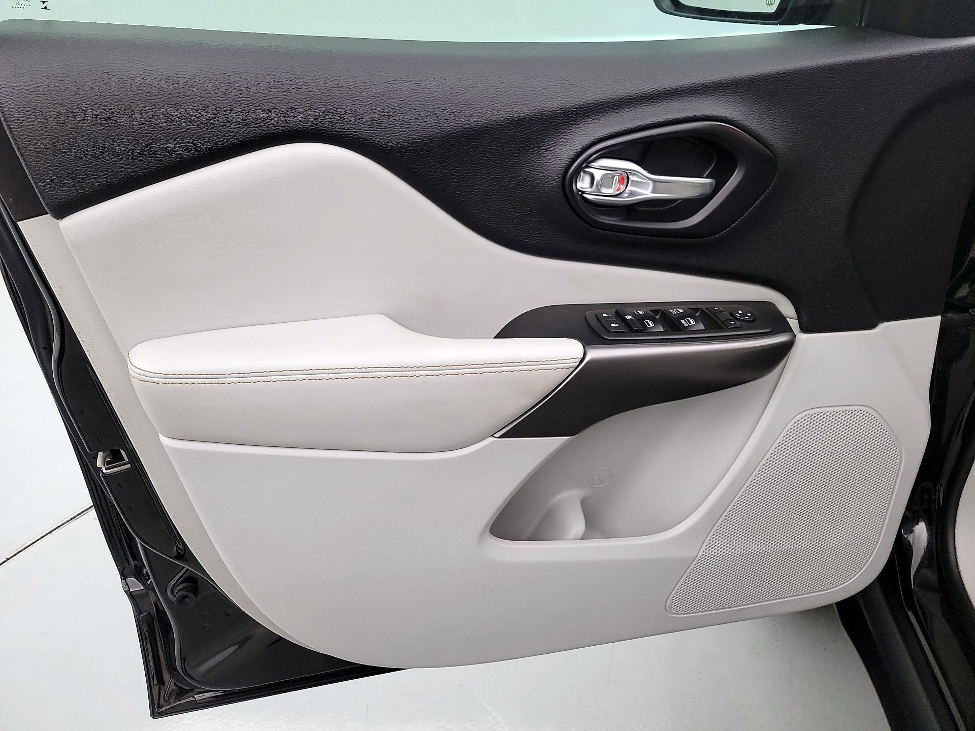 Thumbnail: 2021 Jeep Cherokee - 12