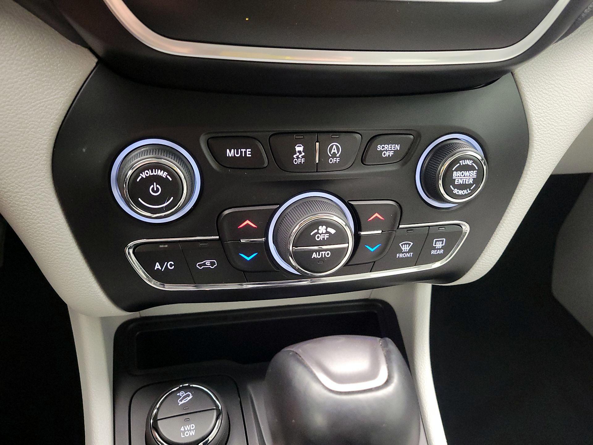 Thumbnail: 2021 Jeep Cherokee - 16