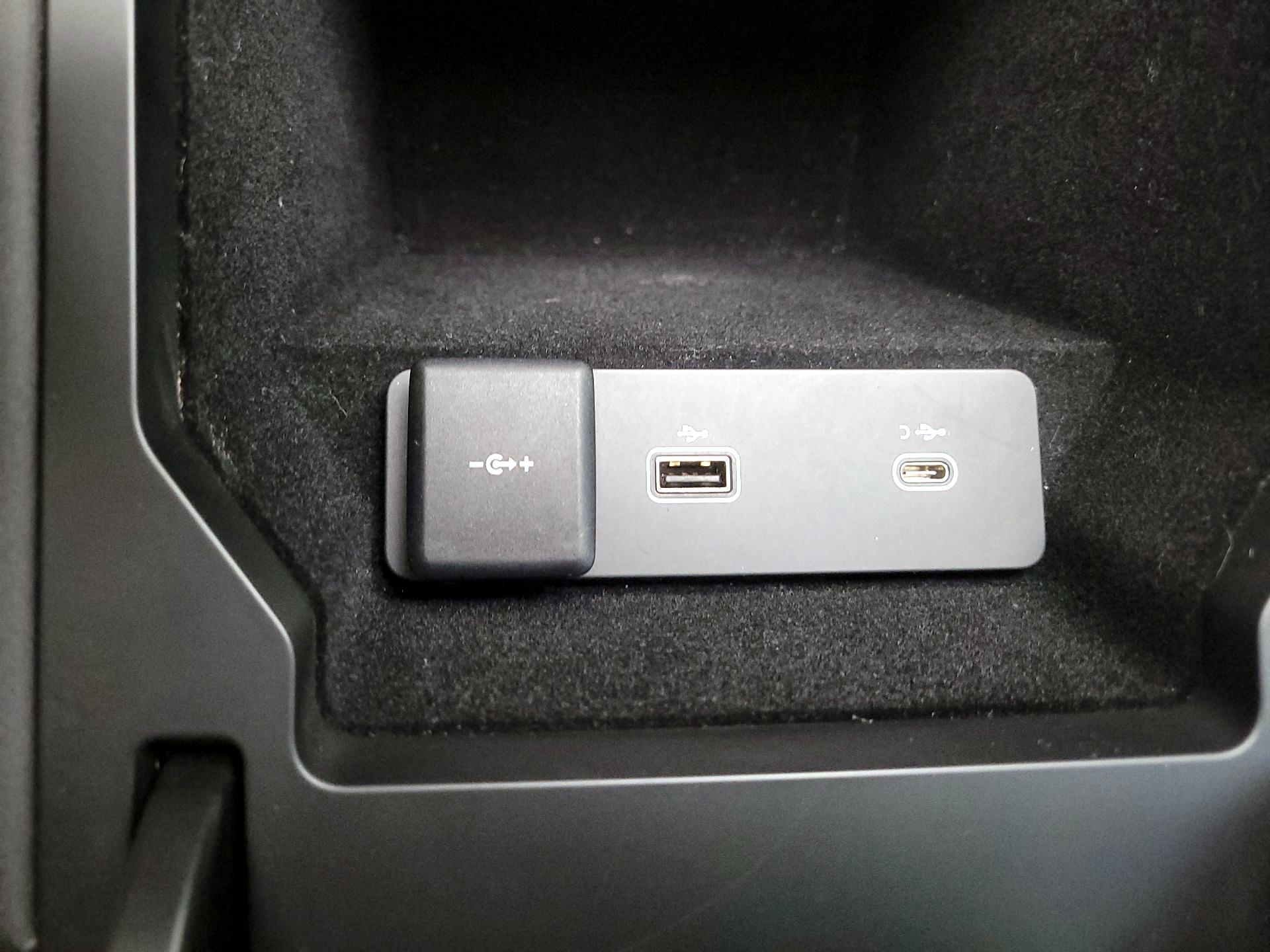 Thumbnail: 2021 Land Rover Discovery Sport - 19