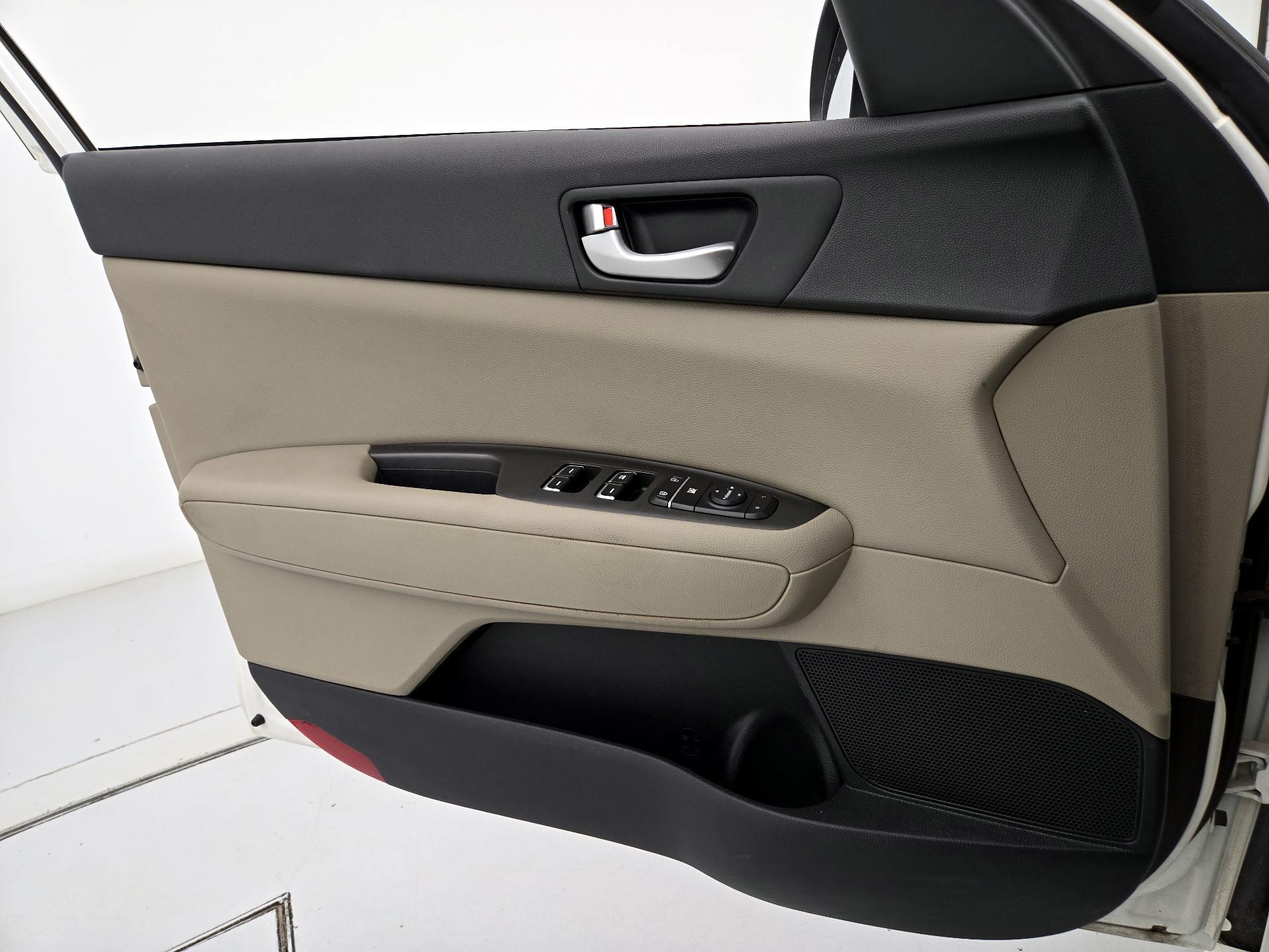 Thumbnail: 2016 Kia Optima - 12