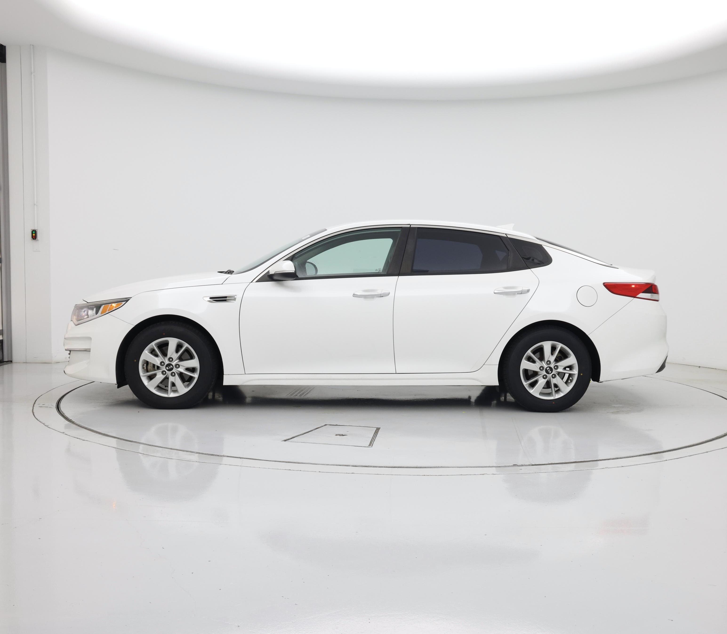 Thumbnail: 2016 Kia Optima - 3