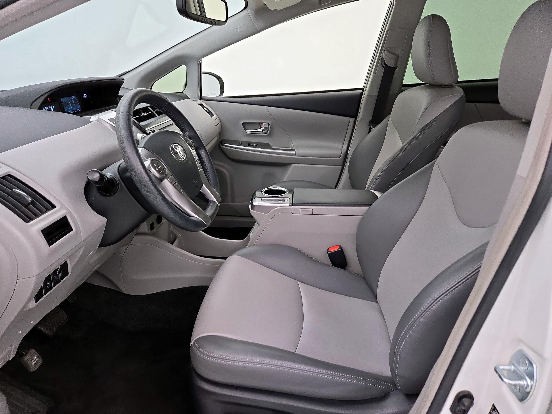 Thumbnail: 2016 Toyota Prius v - 11