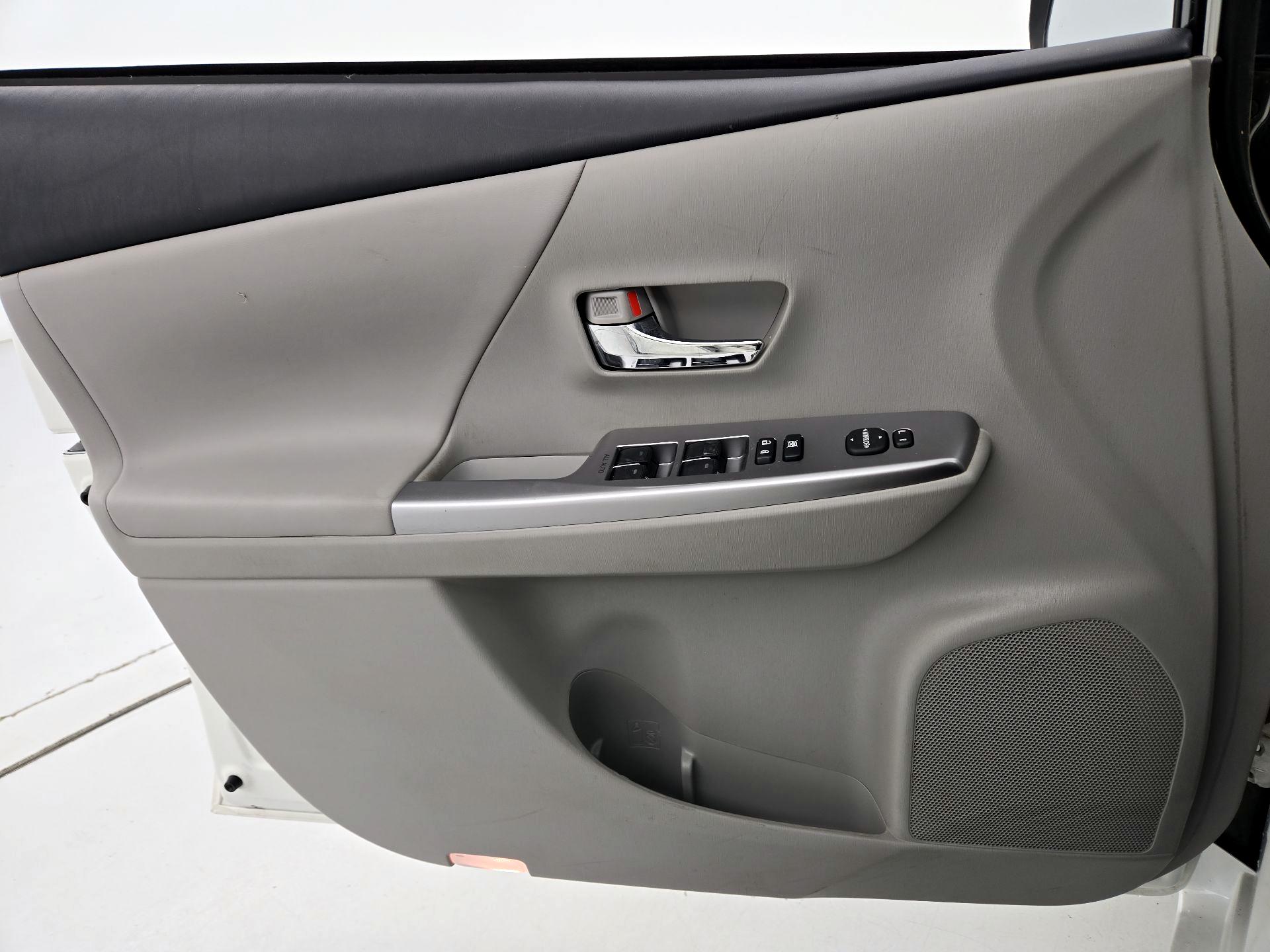 Thumbnail: 2016 Toyota Prius v - 12