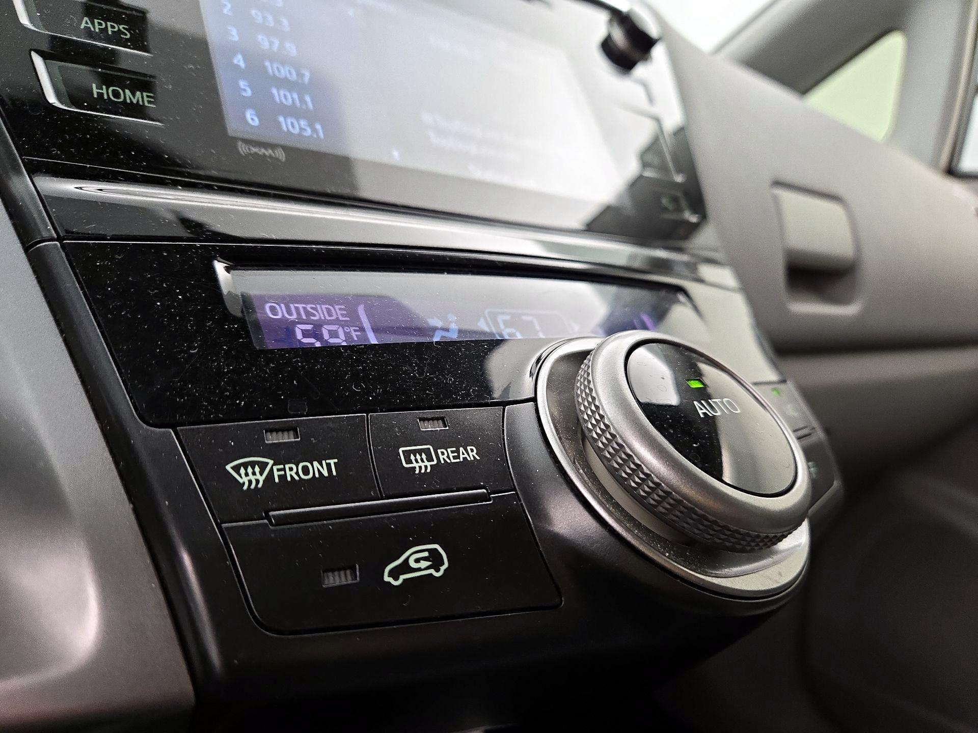 Thumbnail: 2016 Toyota Prius v - 16