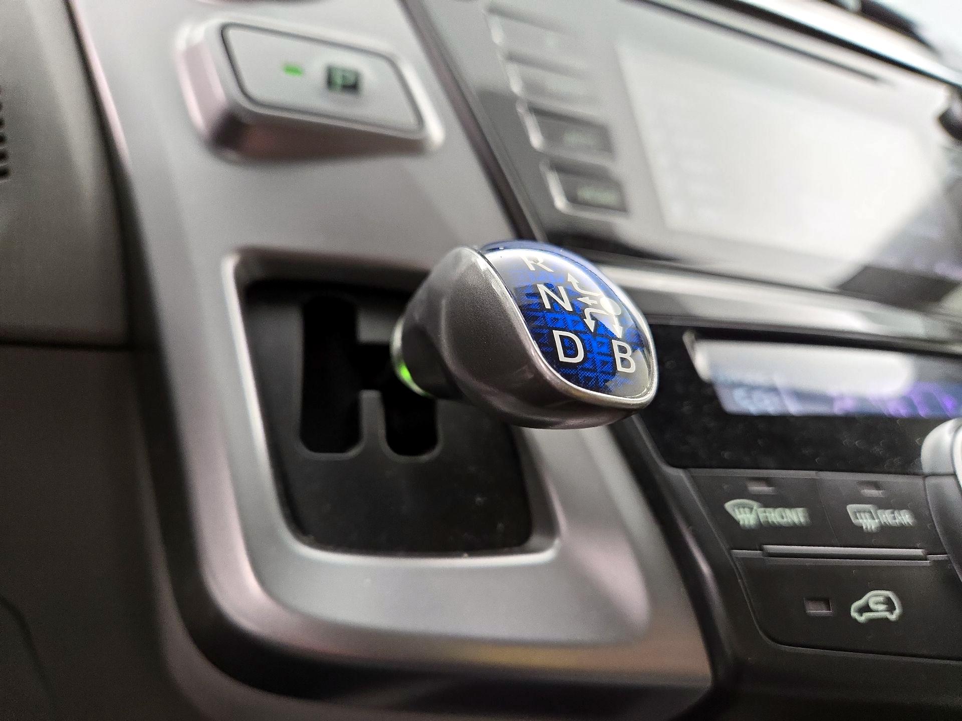 Thumbnail: 2016 Toyota Prius v - 17