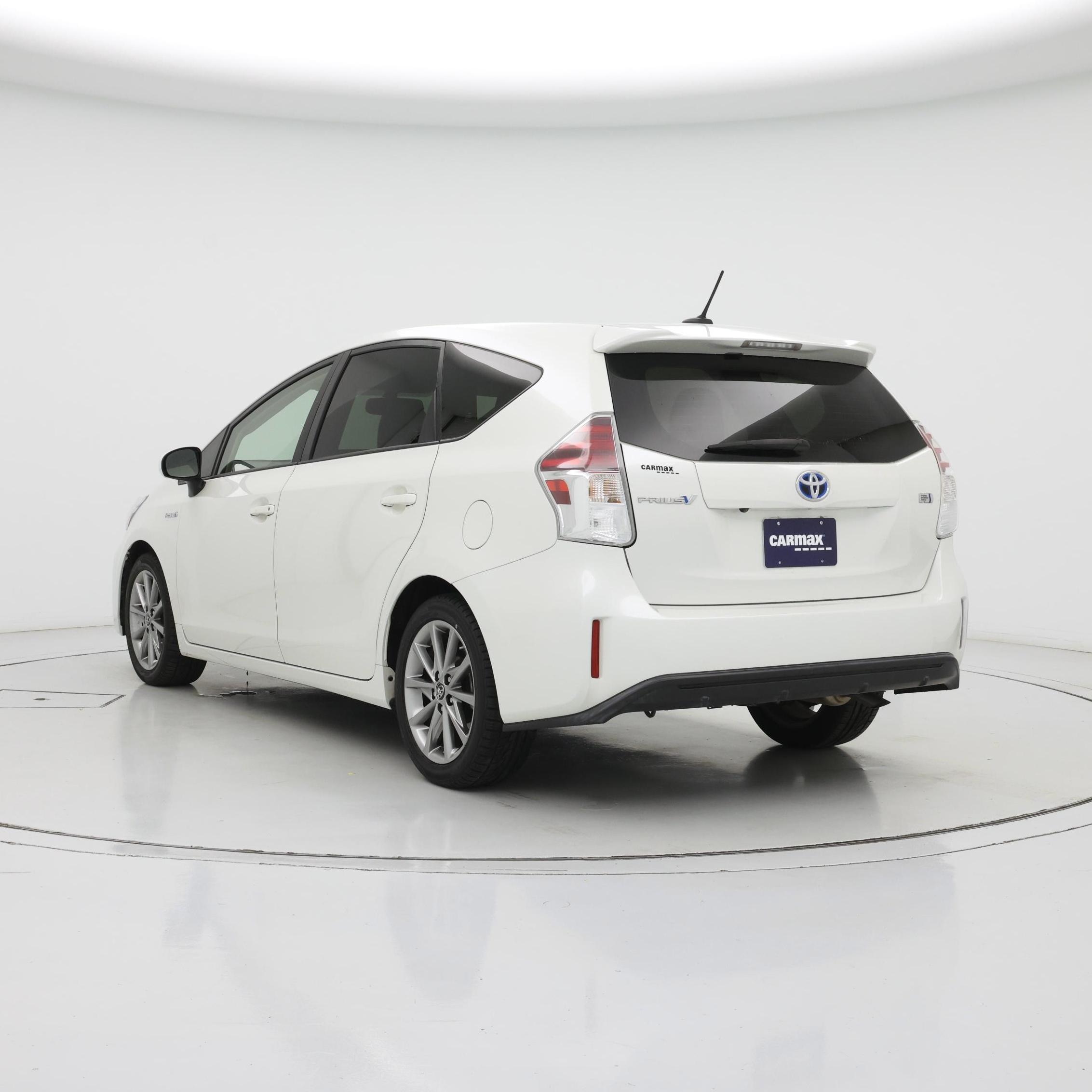 Thumbnail: 2016 Toyota Prius v - 2