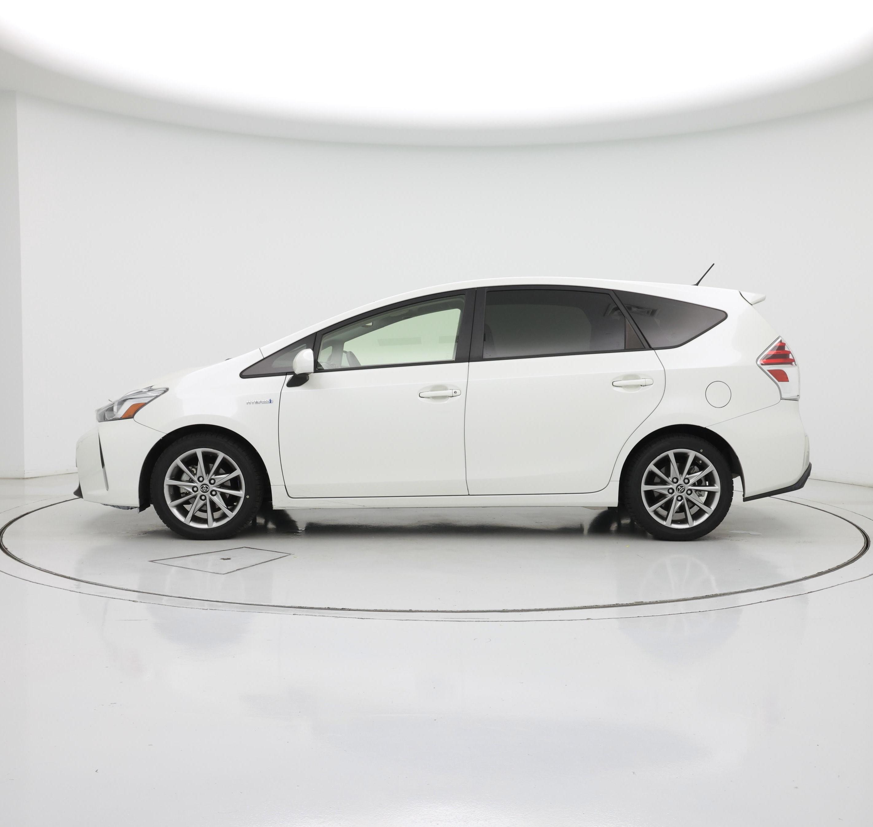 Thumbnail: 2016 Toyota Prius v - 3