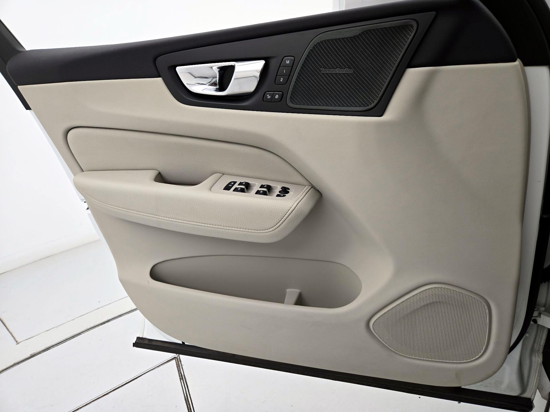 Thumbnail: 2019 Volvo XC60 - 12