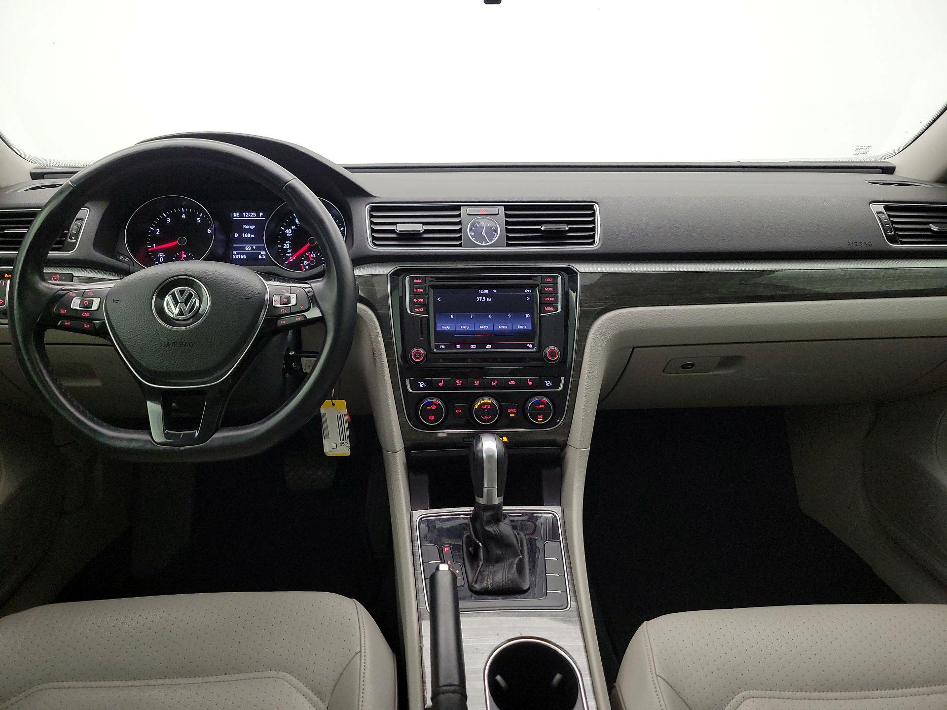 Thumbnail: 2016 Volkswagen Passat - 9
