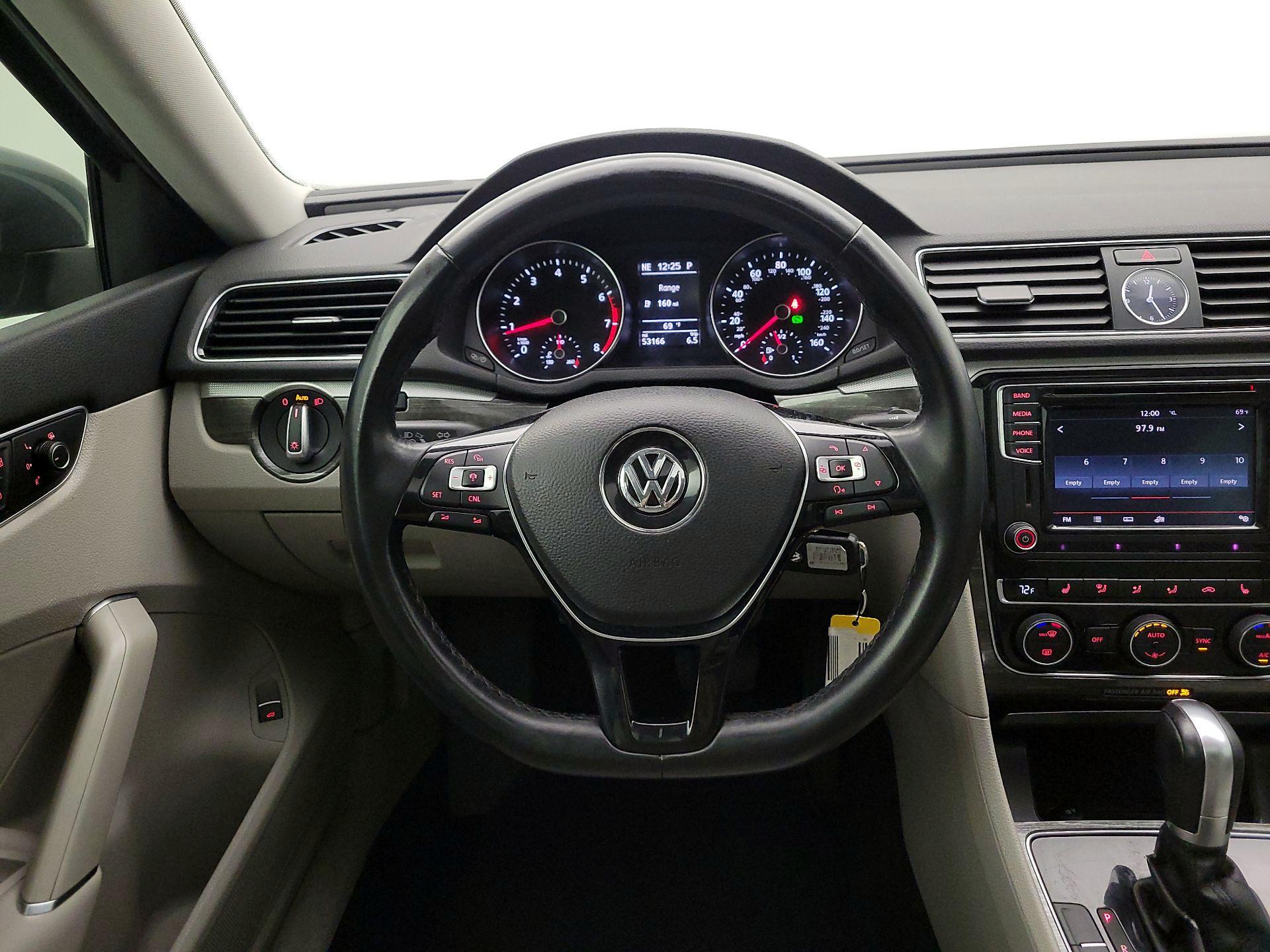 Thumbnail: 2016 Volkswagen Passat - 10