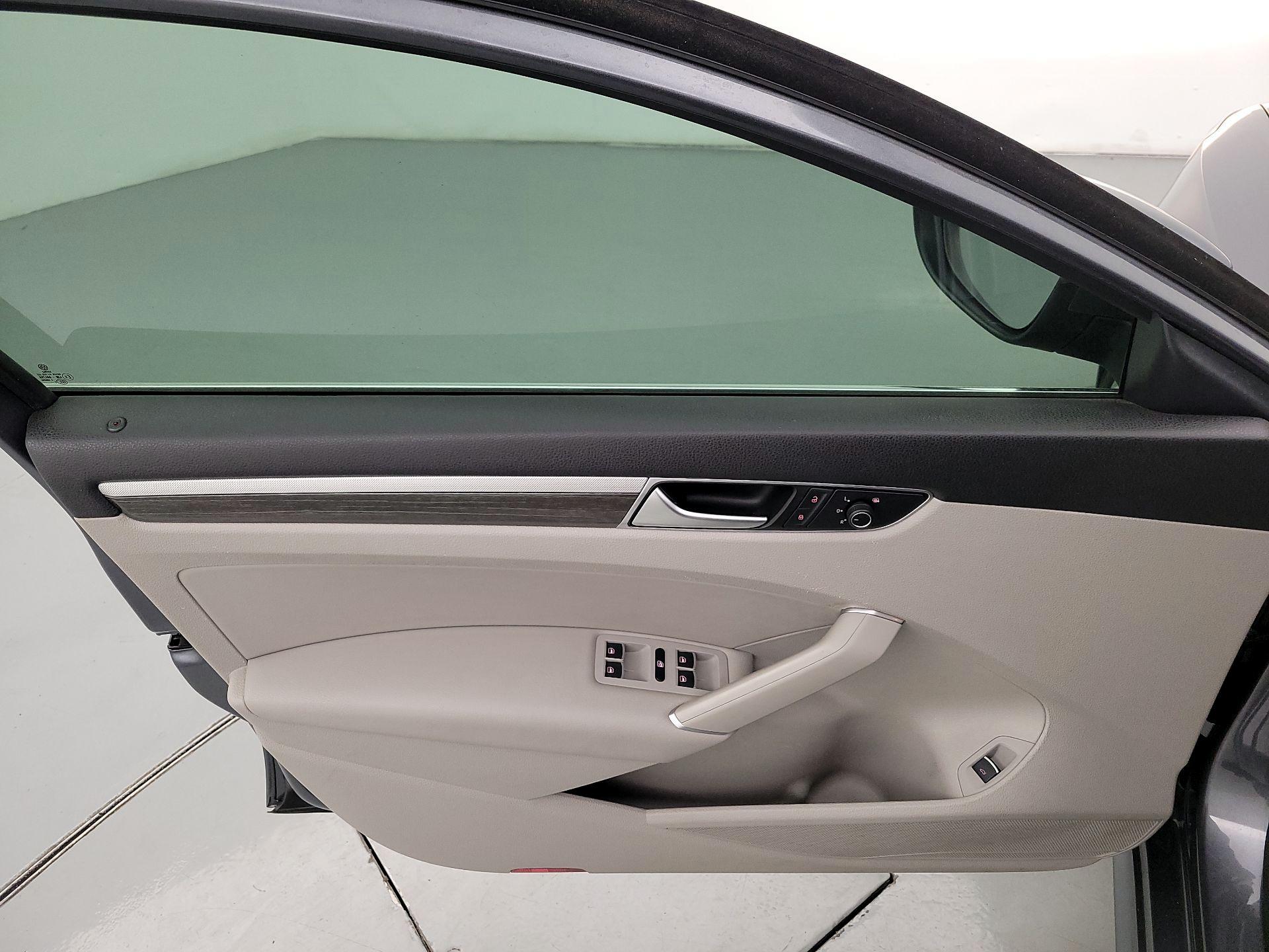 Thumbnail: 2016 Volkswagen Passat - 12