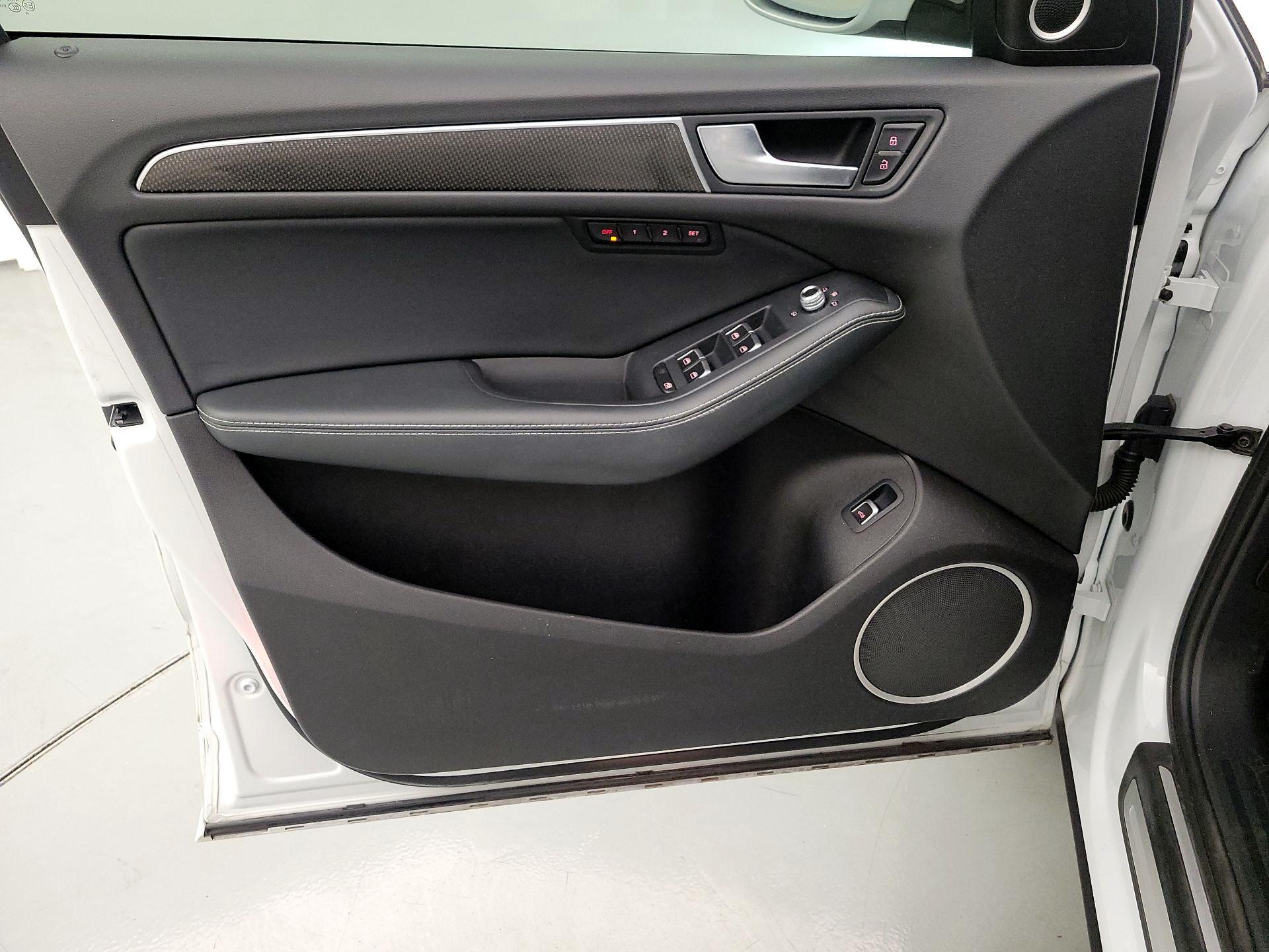 Thumbnail: 2015 Audi SQ5 - 12