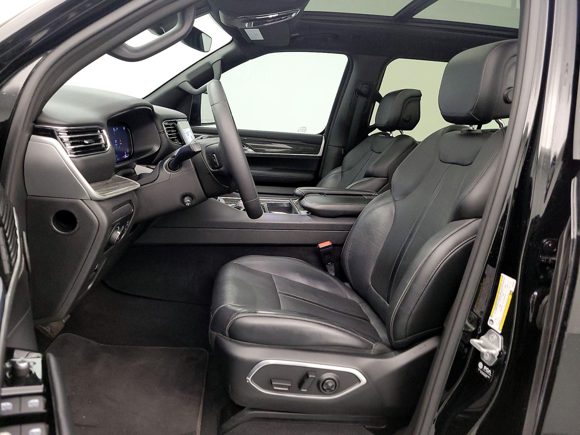 Thumbnail: 2022 Jeep Wagoneer - 11