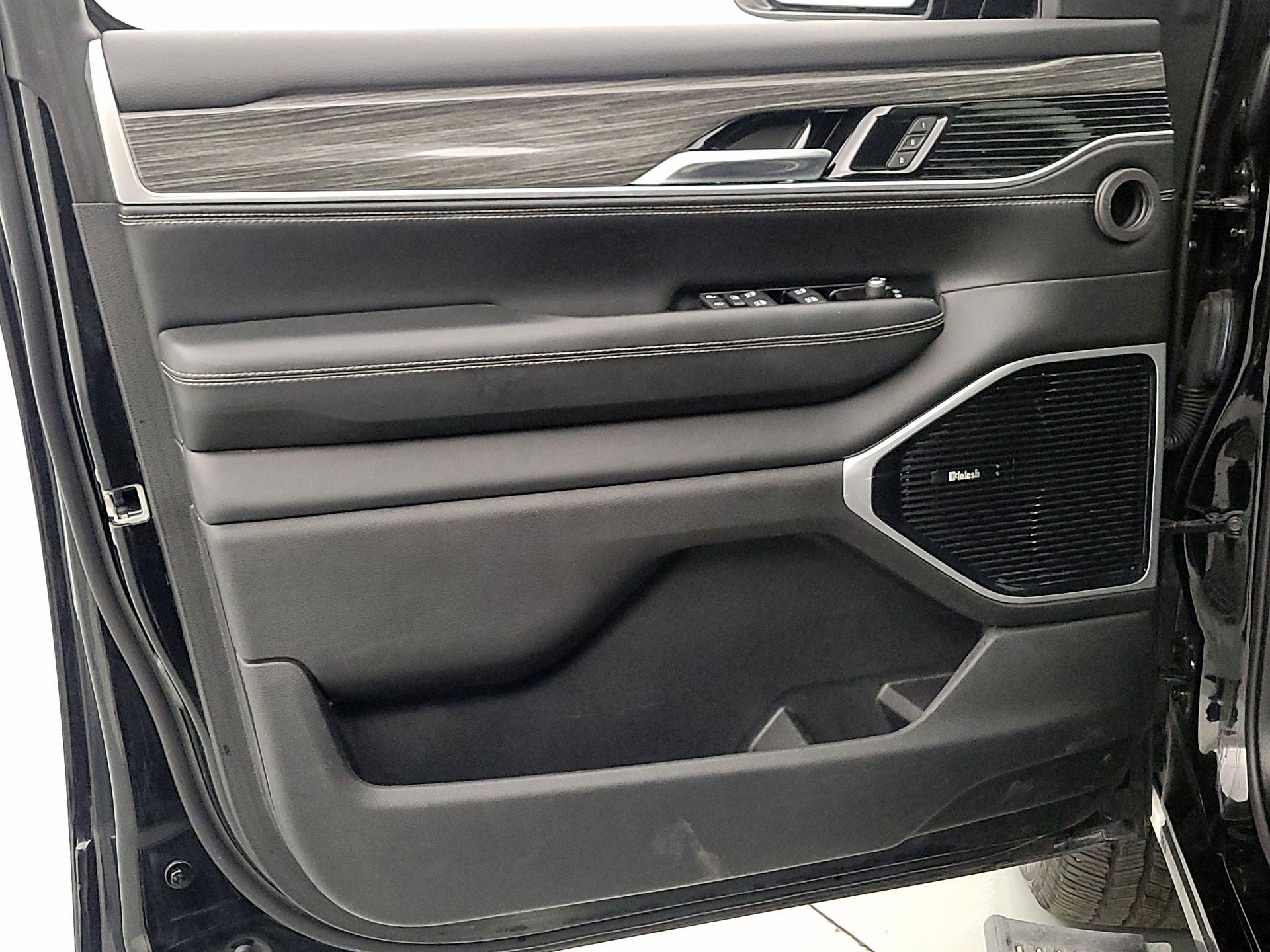 Thumbnail: 2022 Jeep Wagoneer - 12