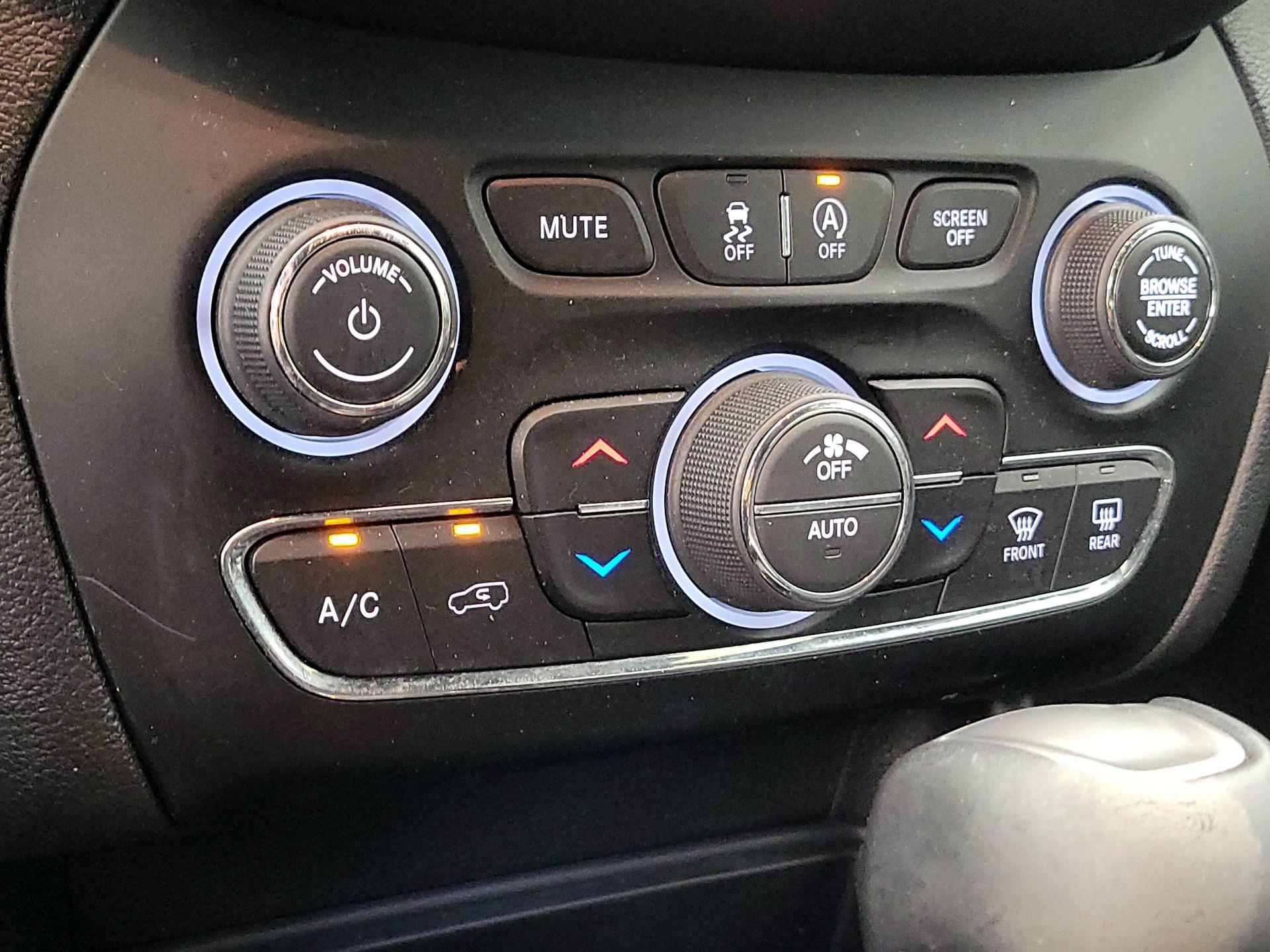 Thumbnail: 2020 Jeep Cherokee - 17