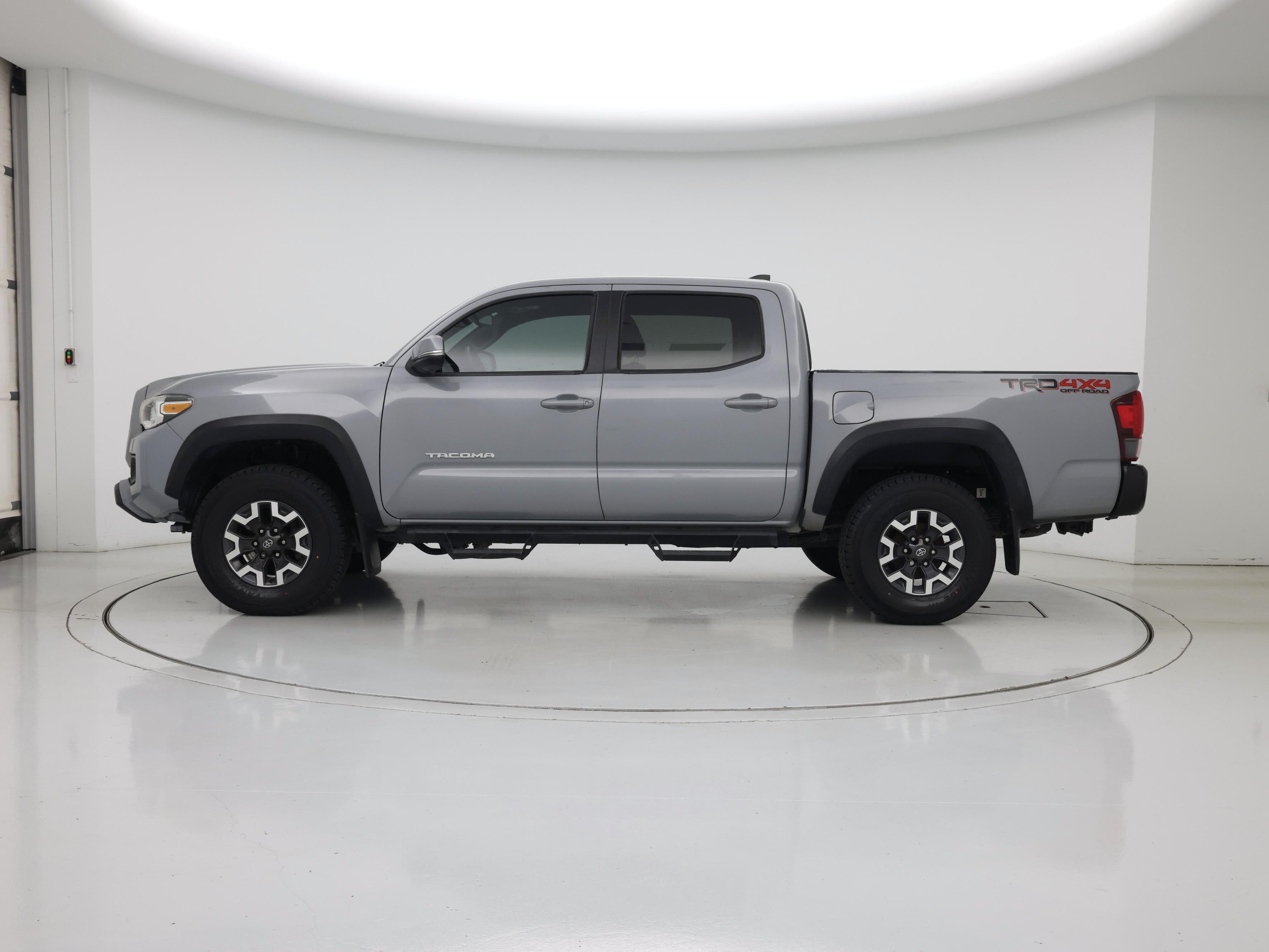Thumbnail: 2019 Toyota Tacoma - 3