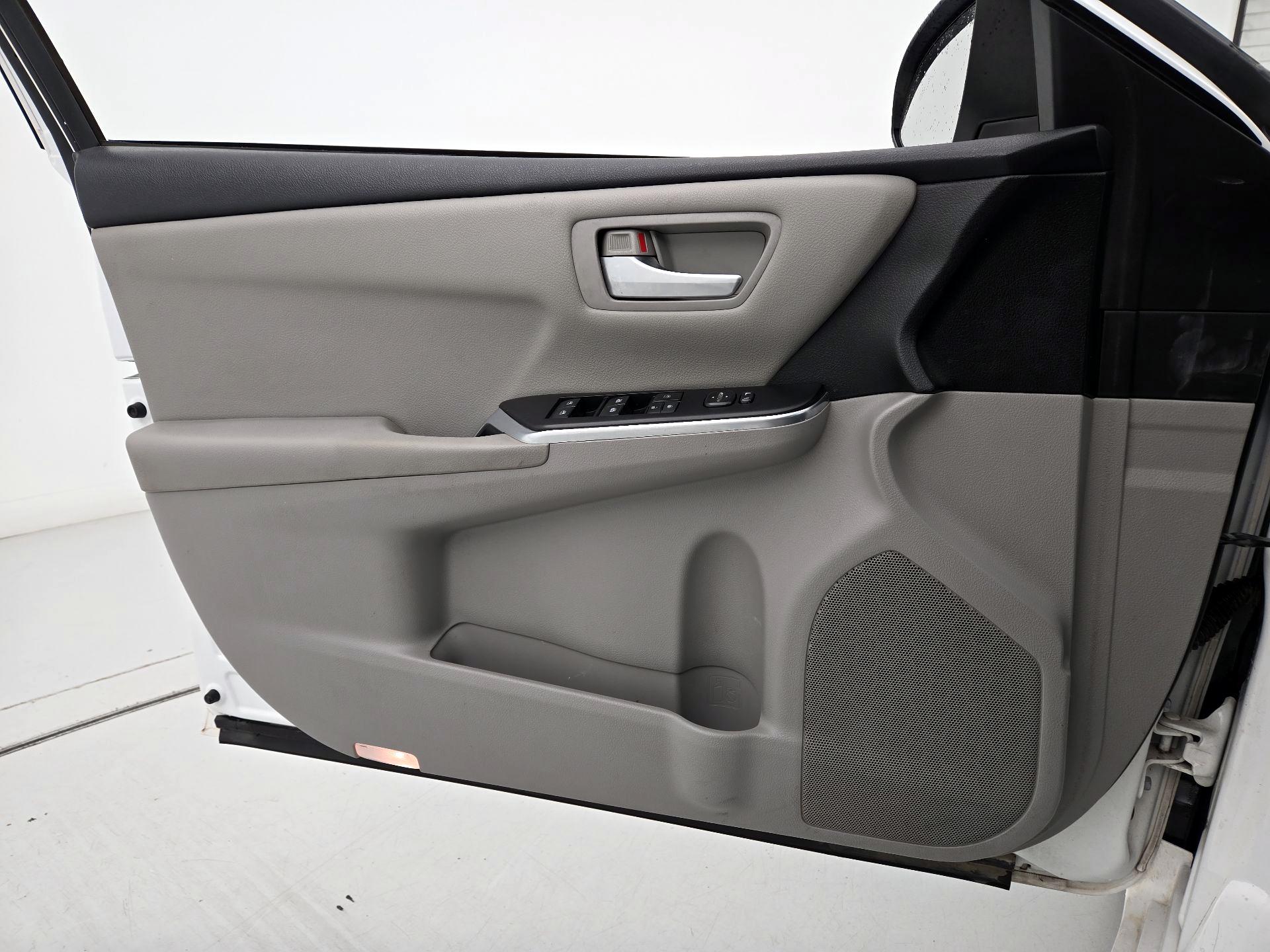 Thumbnail: 2017 Toyota Camry - 12