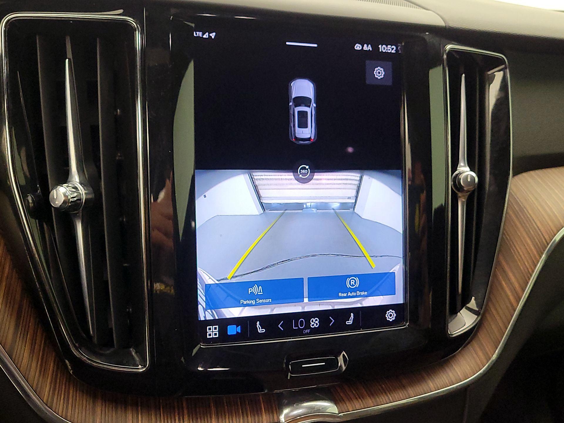 Thumbnail: 2022 Volvo XC60 - 15