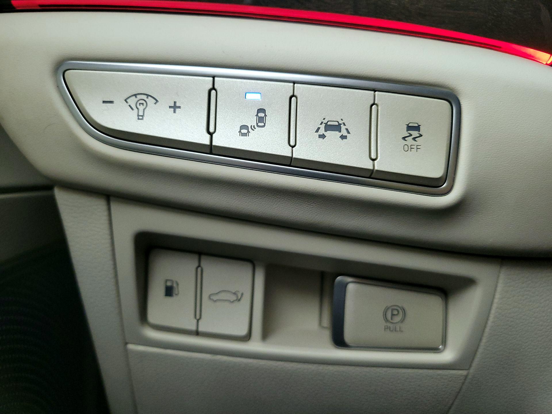 Thumbnail: 2018 Genesis G90 - 13