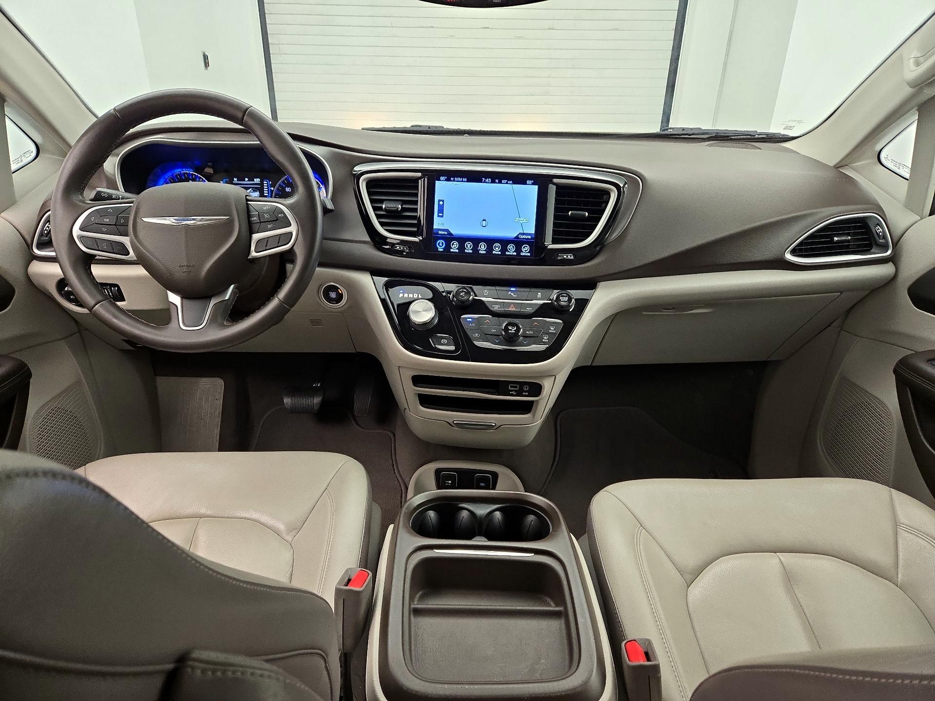 Thumbnail: 2017 Chrysler Pacifica - 9