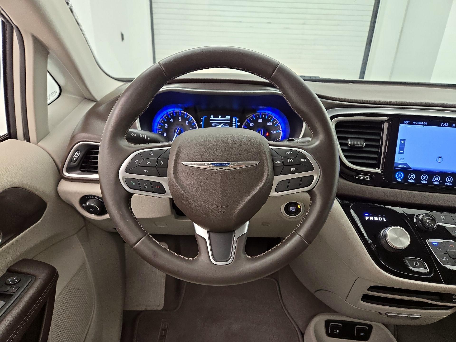 Thumbnail: 2017 Chrysler Pacifica - 10