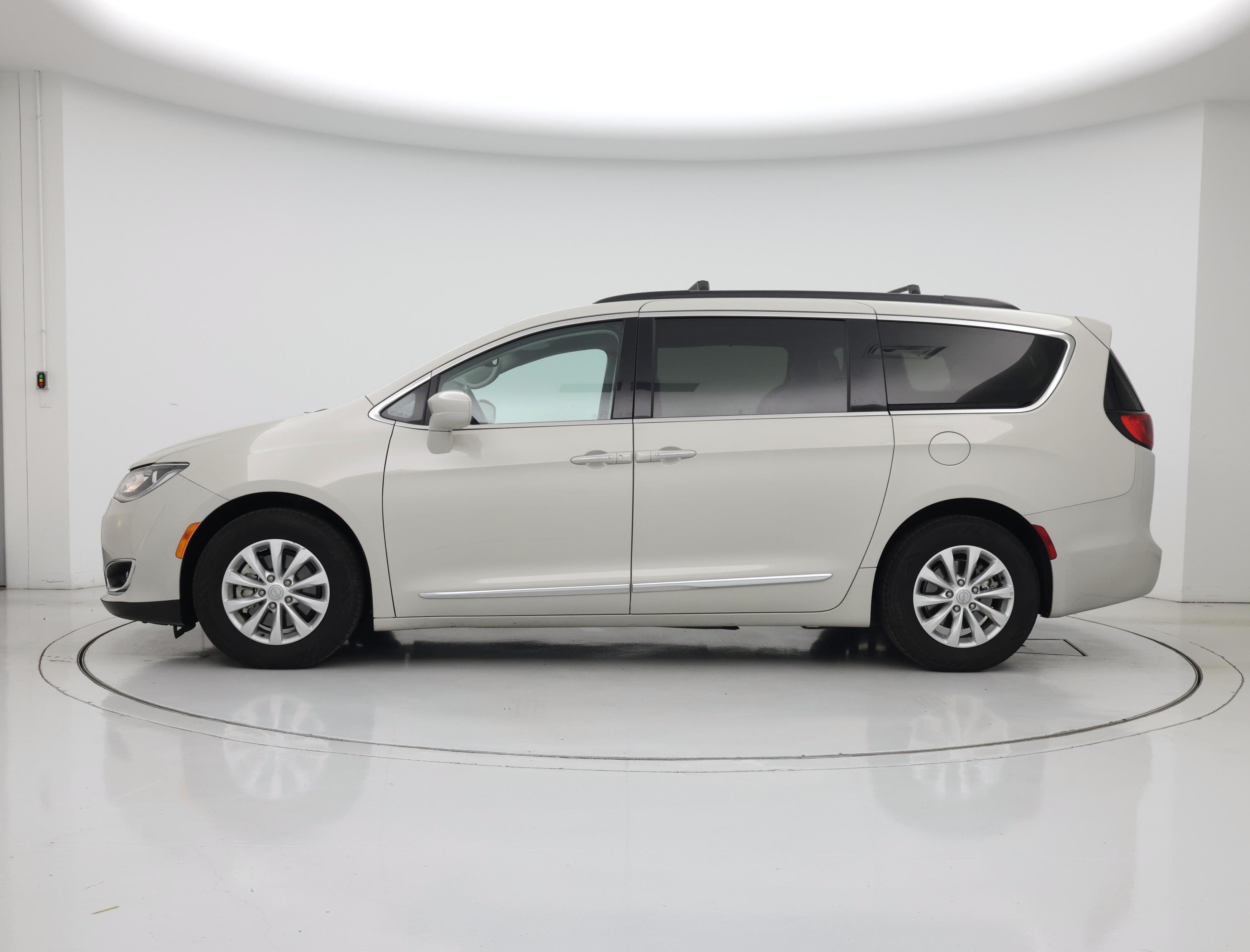 Thumbnail: 2017 Chrysler Pacifica - 3