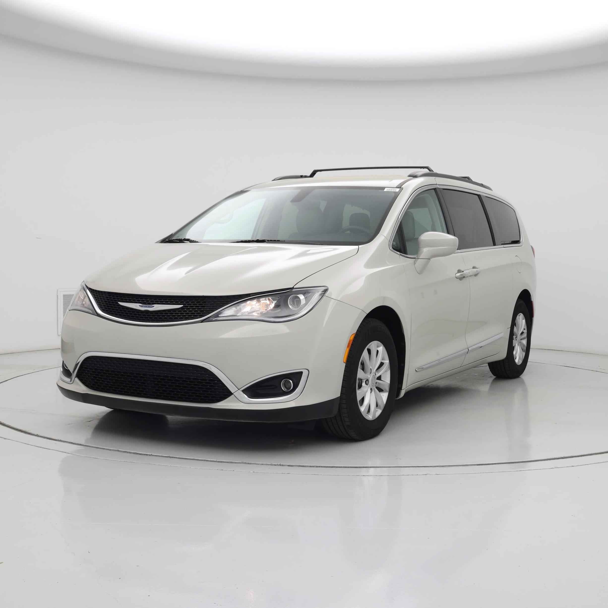 Thumbnail: 2017 Chrysler Pacifica - 4