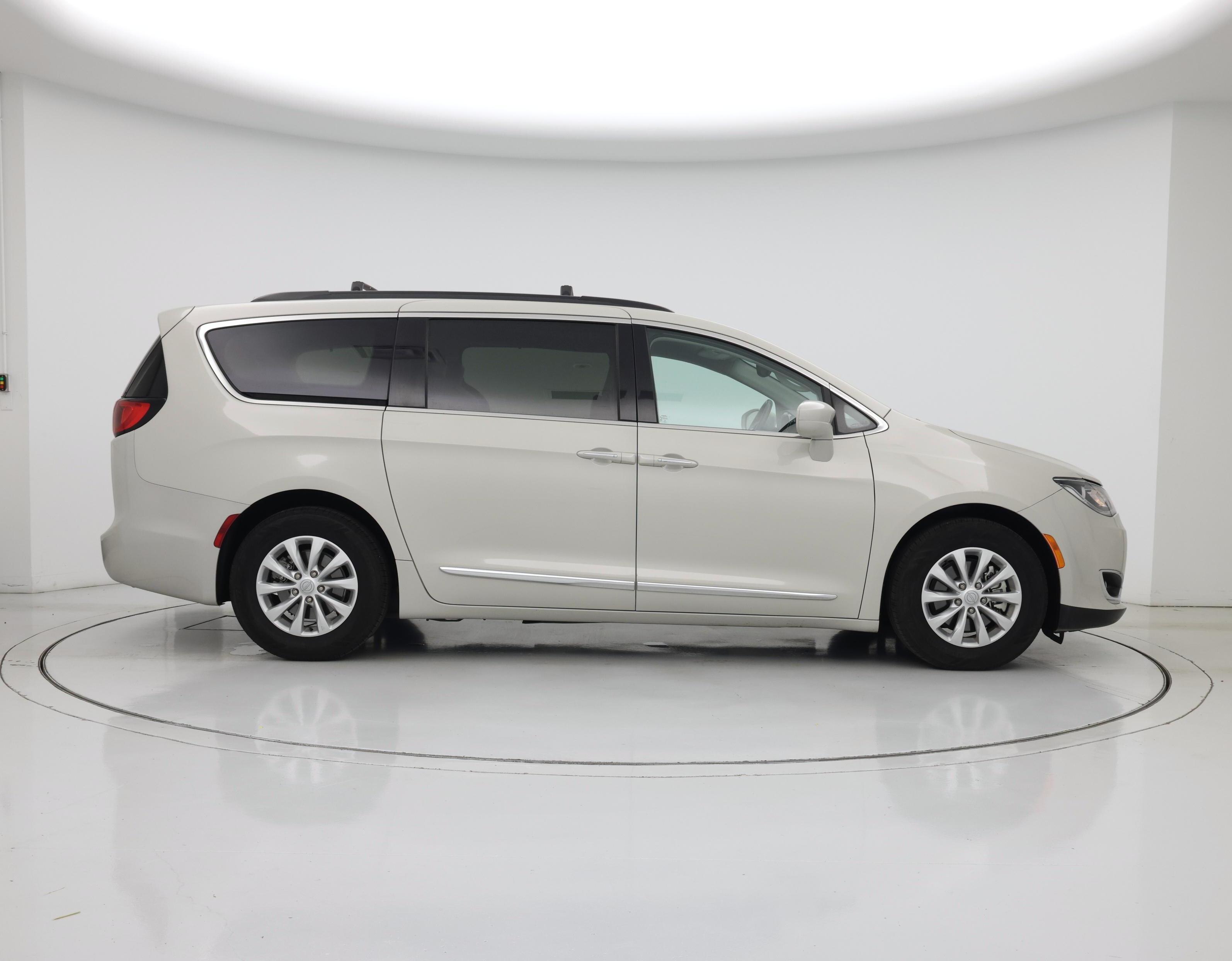 Thumbnail: 2017 Chrysler Pacifica - 7