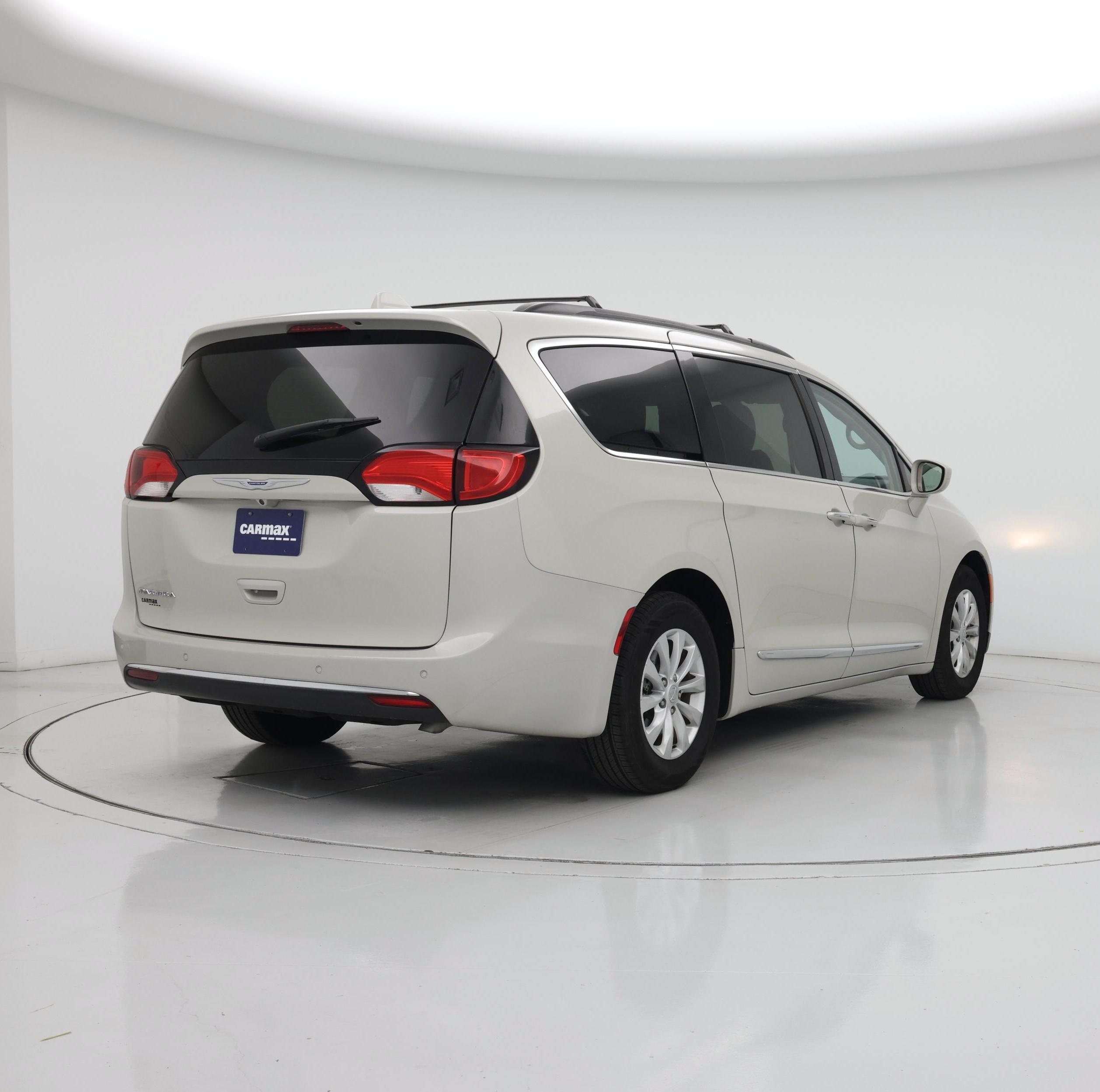 Thumbnail: 2017 Chrysler Pacifica - 8