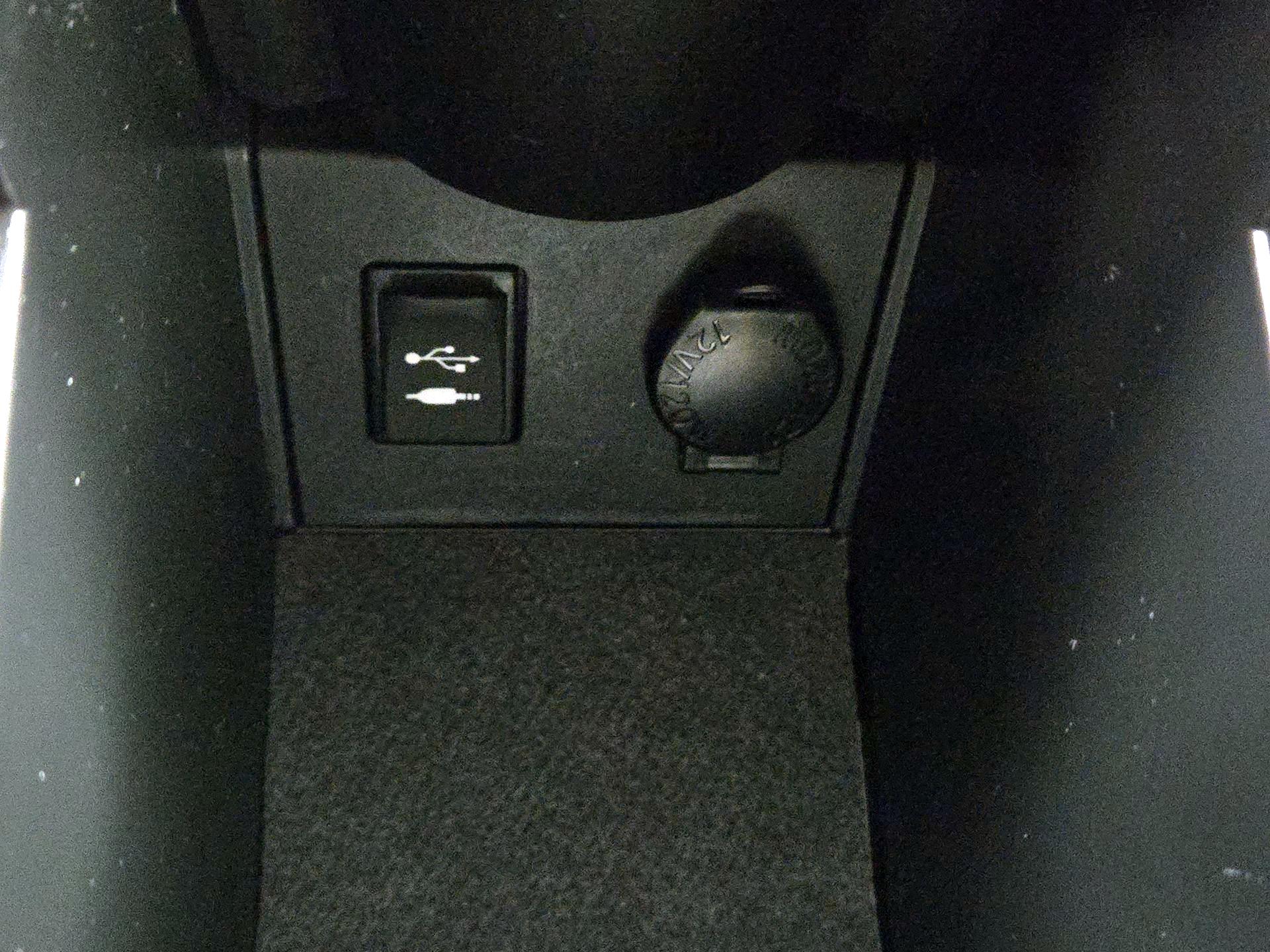 Thumbnail: 2014 Toyota Prius - 18