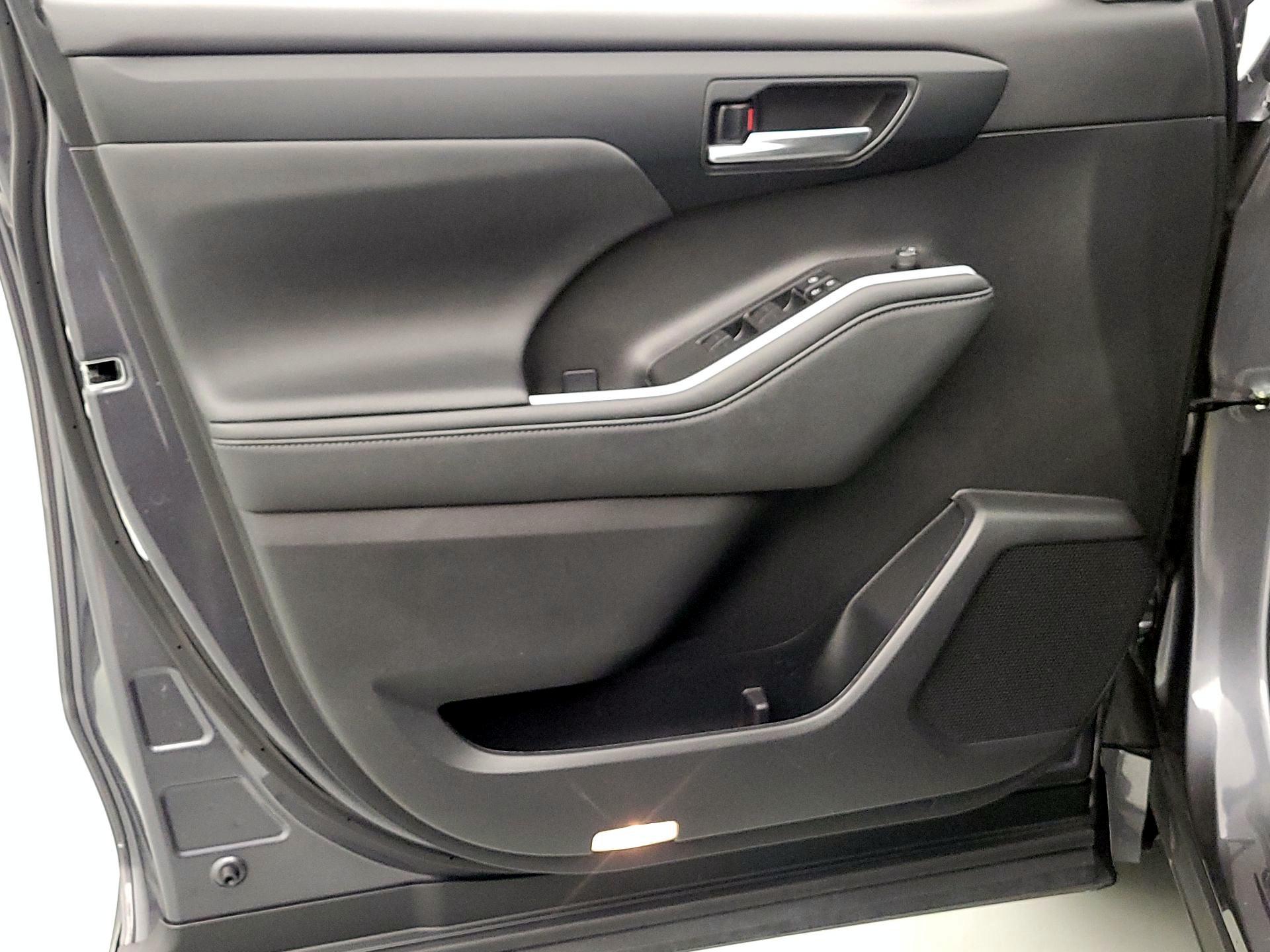 Thumbnail: 2023 Toyota Highlander - 12