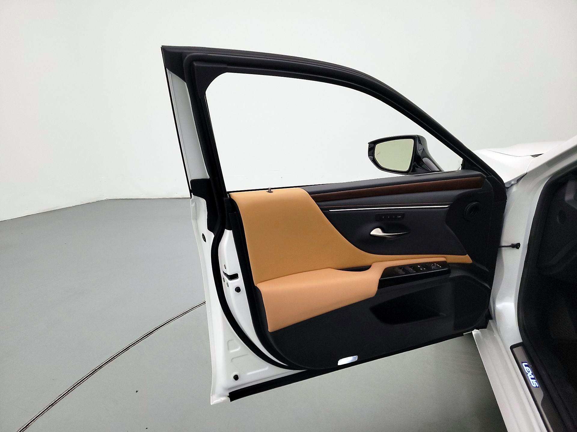 Thumbnail: 2025 Lexus ES - 12