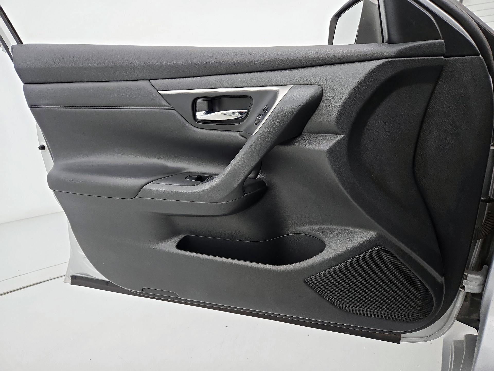 Thumbnail: 2015 Nissan Altima - 12