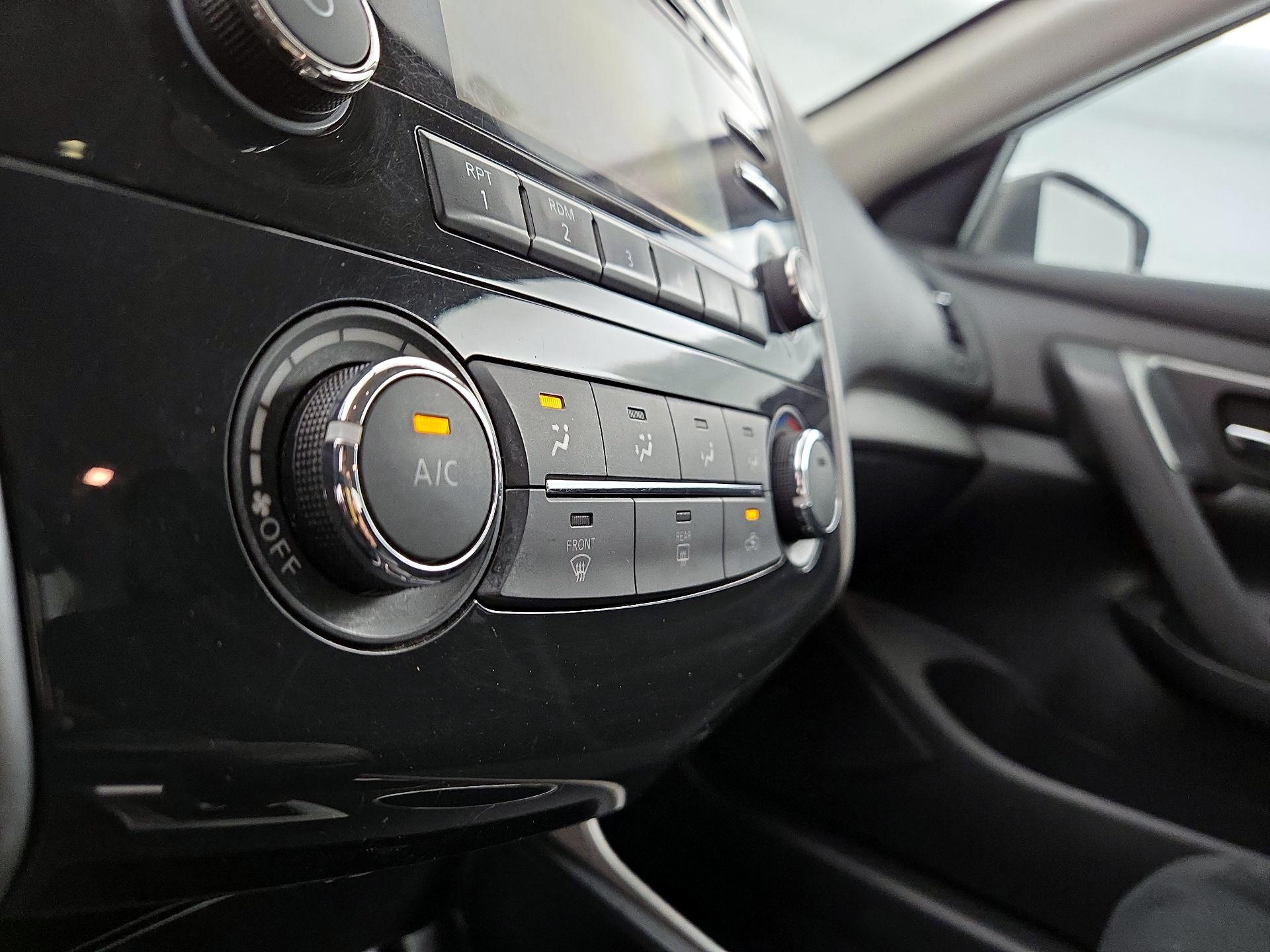 Thumbnail: 2015 Nissan Altima - 16