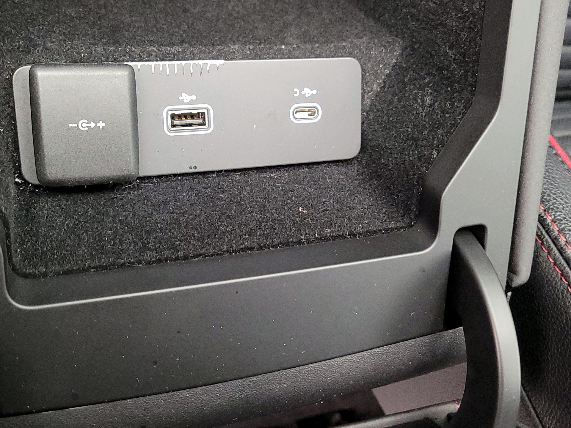 Thumbnail: 2021 Land Rover Discovery Sport - 19