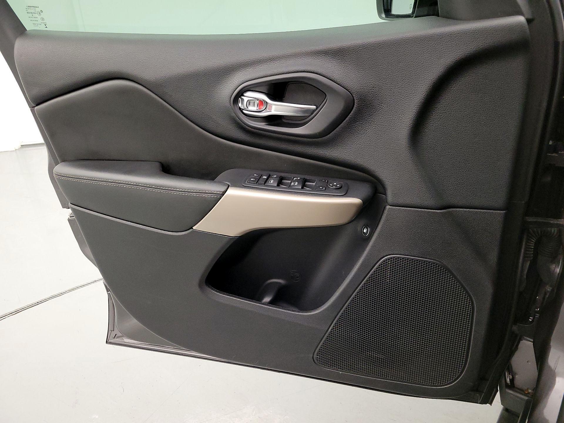 Thumbnail: 2018 Jeep Cherokee - 12