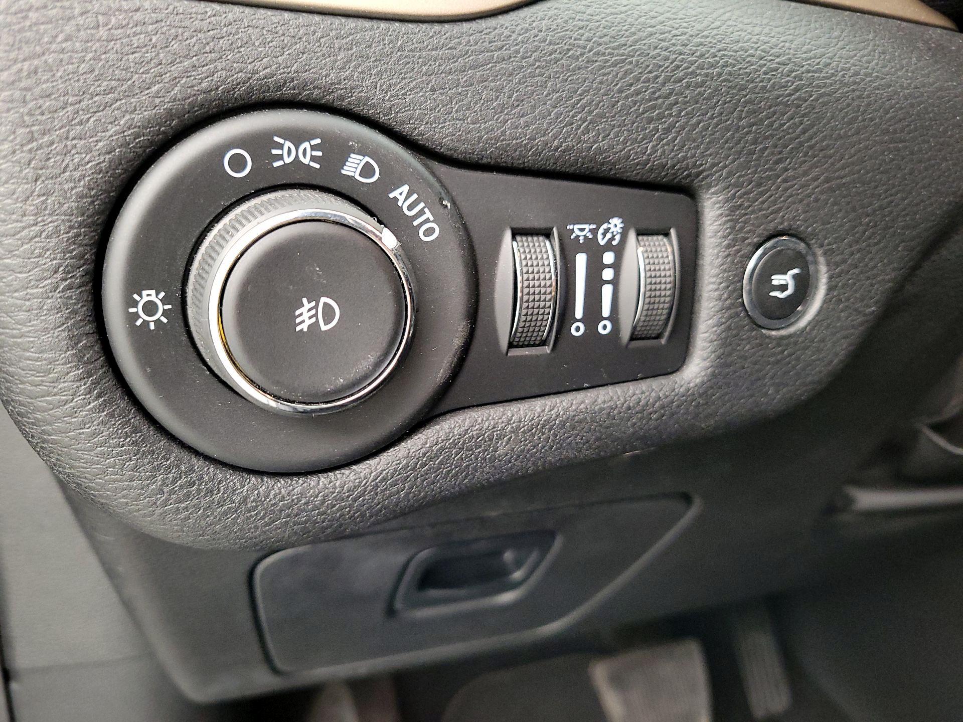 Thumbnail: 2018 Jeep Cherokee - 13