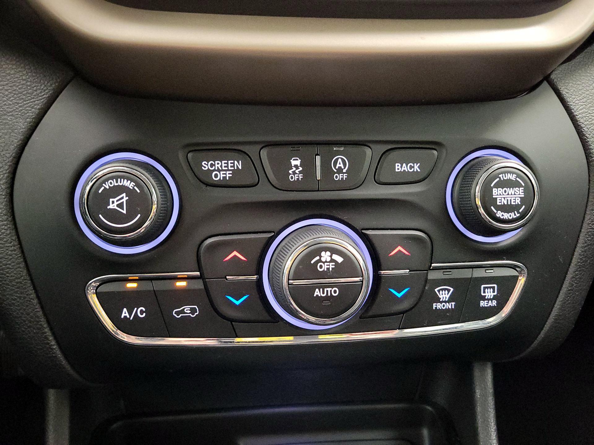 Thumbnail: 2018 Jeep Cherokee - 16