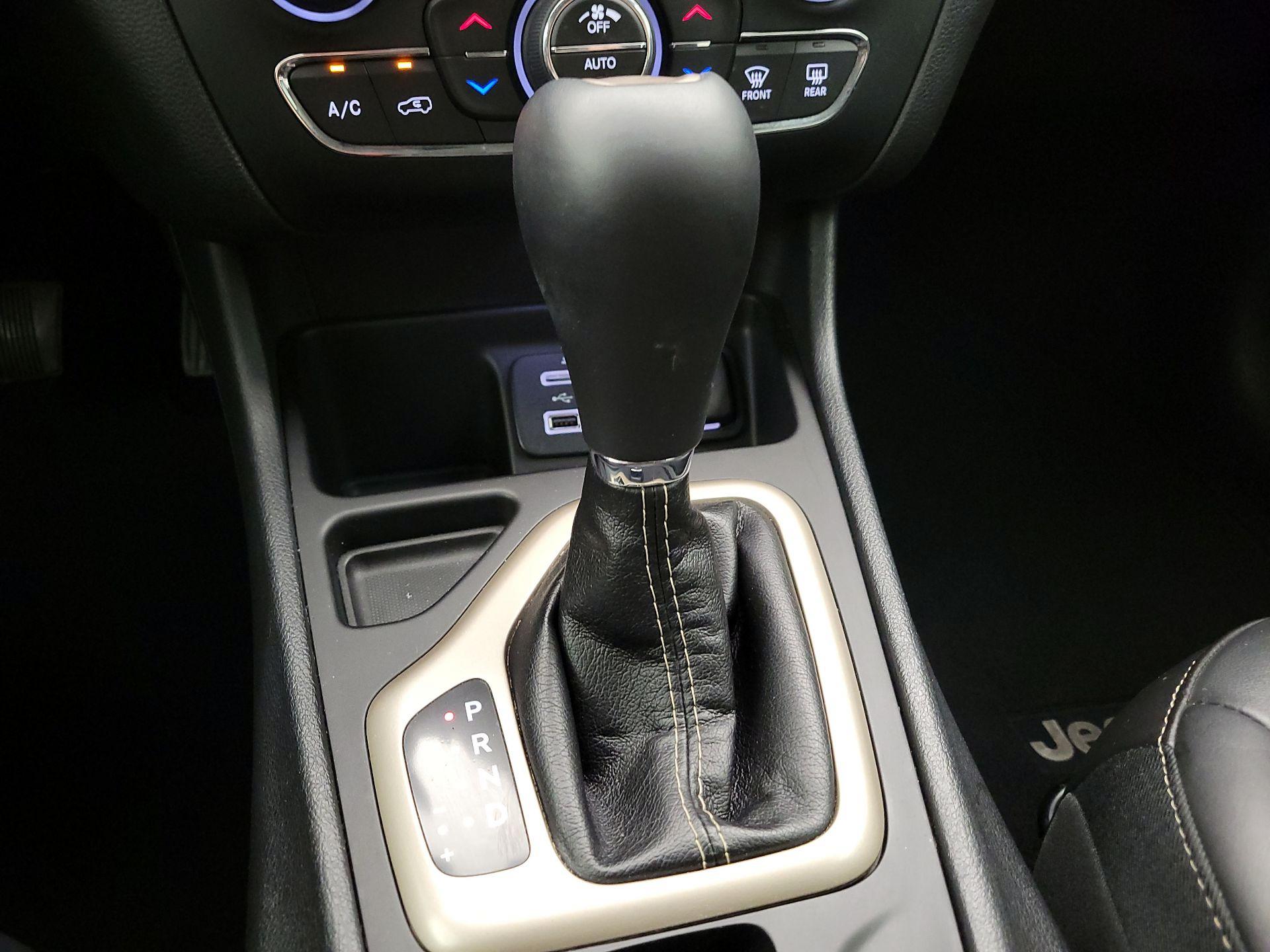 Thumbnail: 2018 Jeep Cherokee - 17