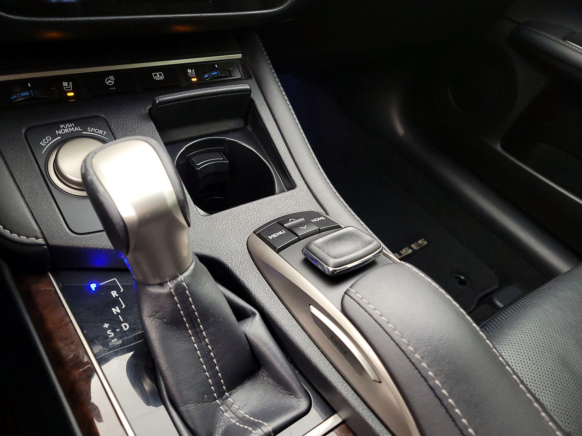 Thumbnail: 2016 Lexus ES - 18