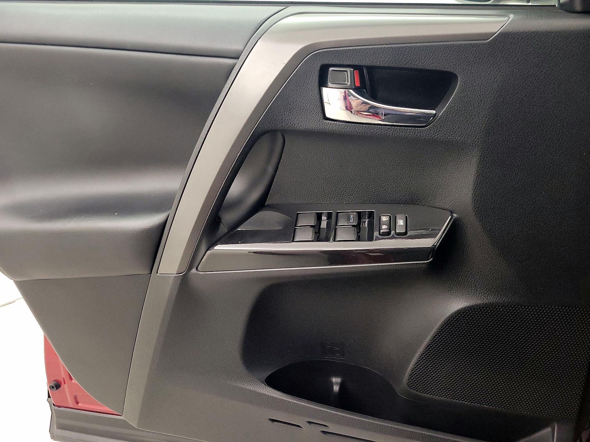 Thumbnail: 2018 Toyota RAV4 - 12