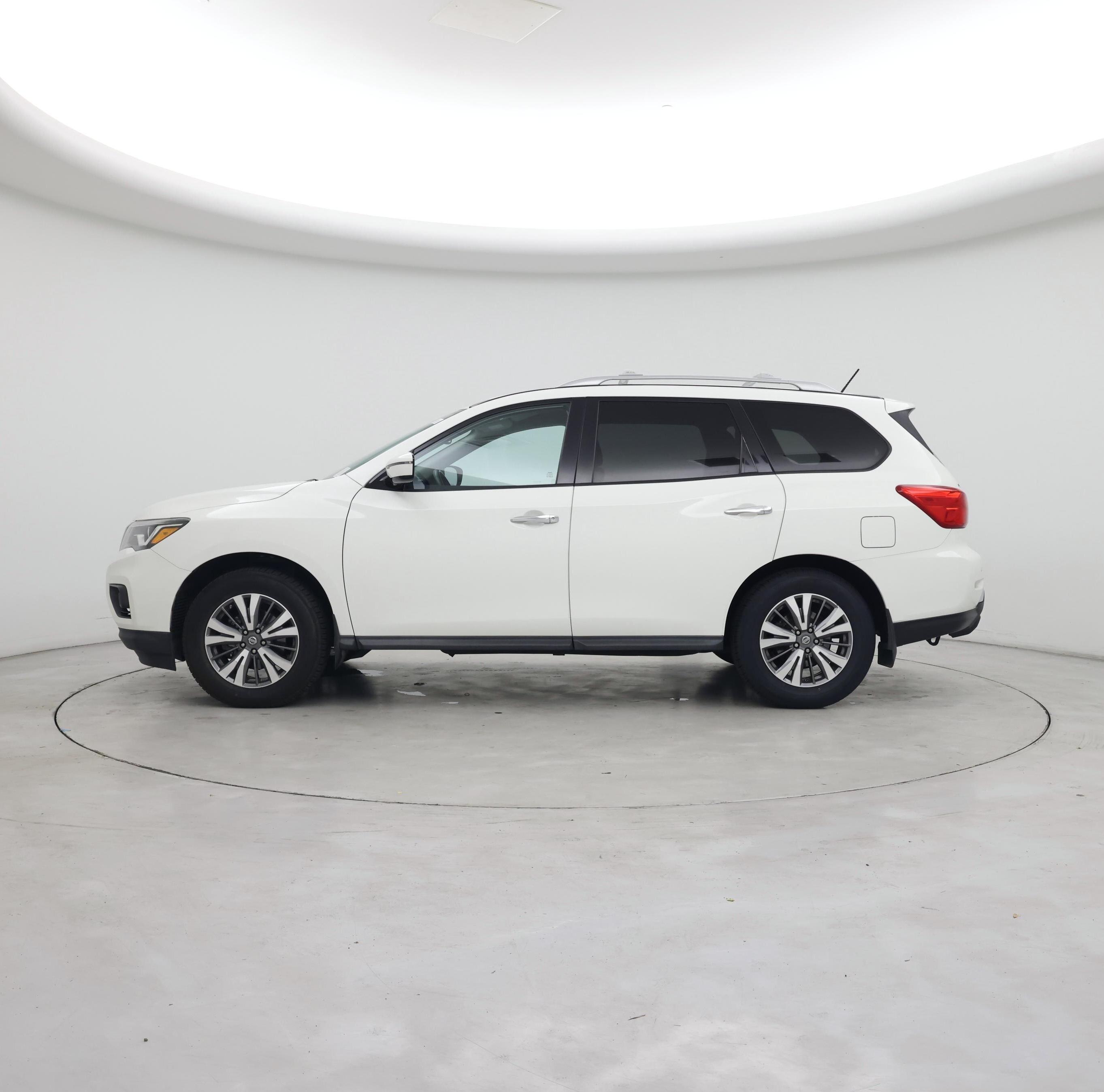 Thumbnail: 2017 Nissan Pathfinder - 3