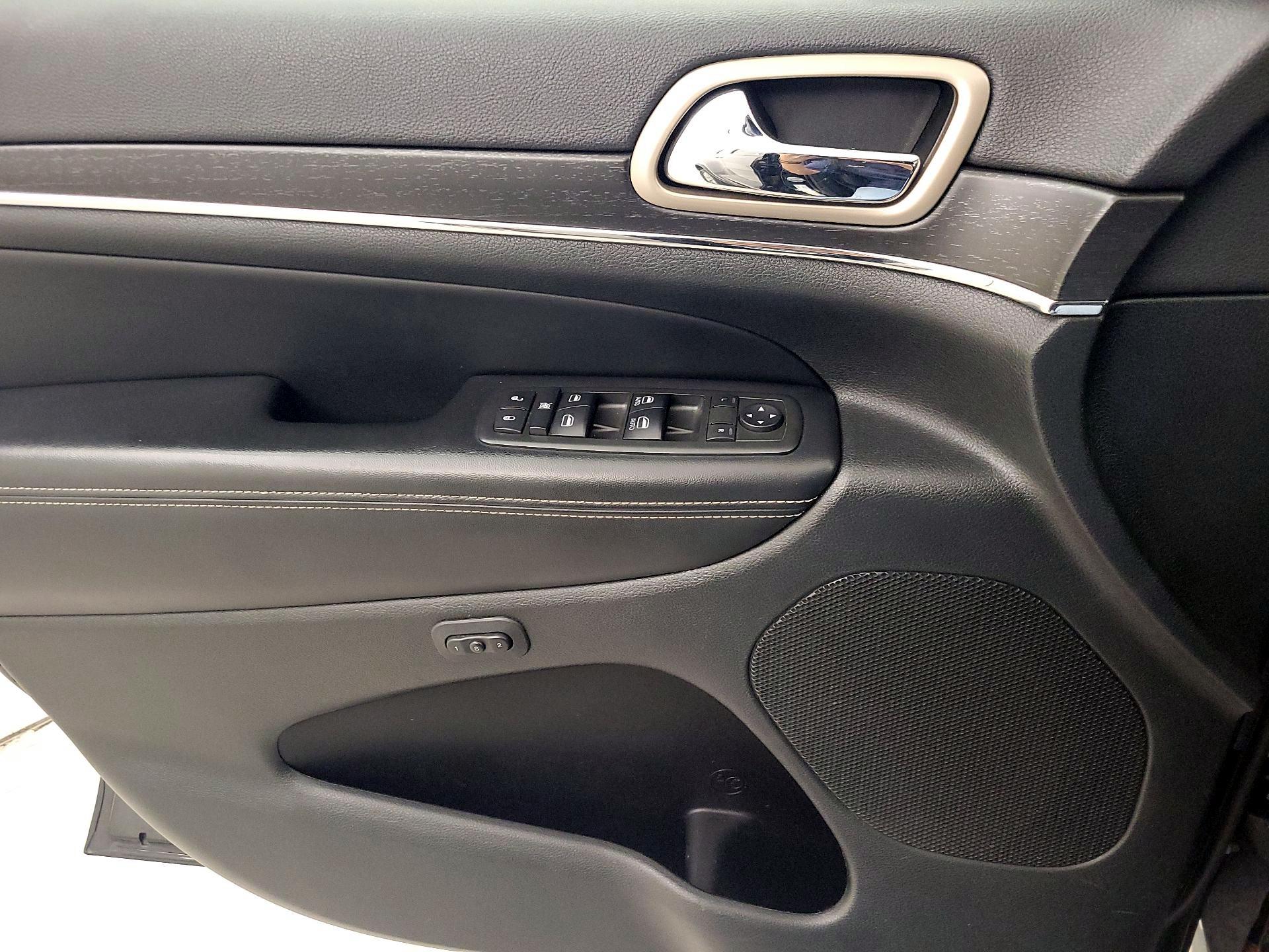 Thumbnail: 2015 Jeep Grand Cherokee - 12