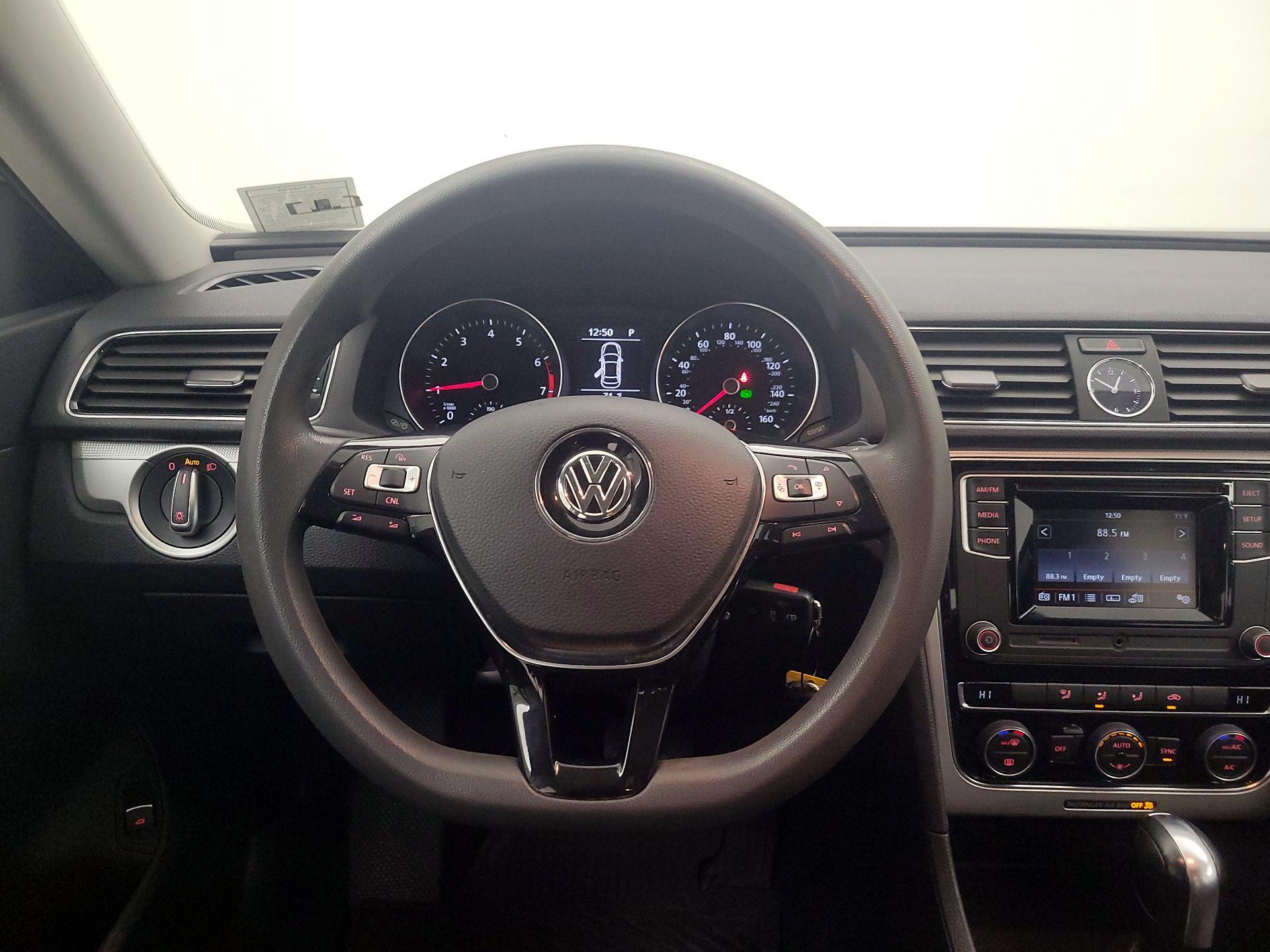 Thumbnail: 2016 Volkswagen Passat - 10