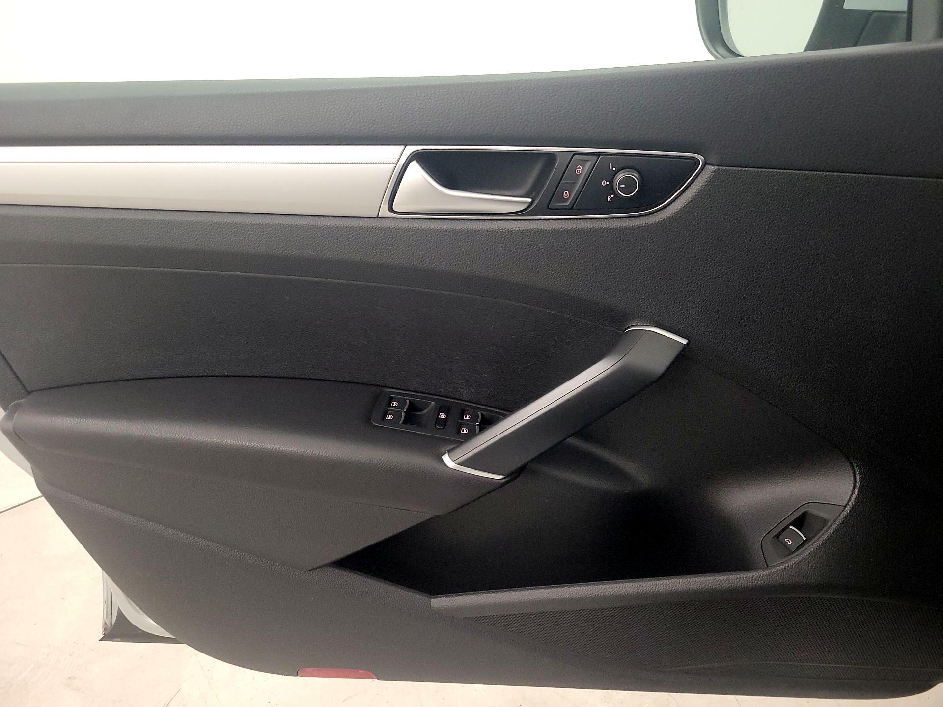 Thumbnail: 2016 Volkswagen Passat - 12