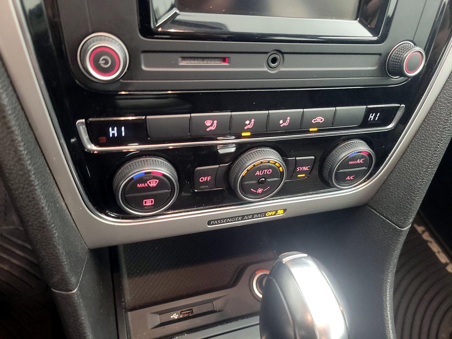 Thumbnail: 2016 Volkswagen Passat - 16