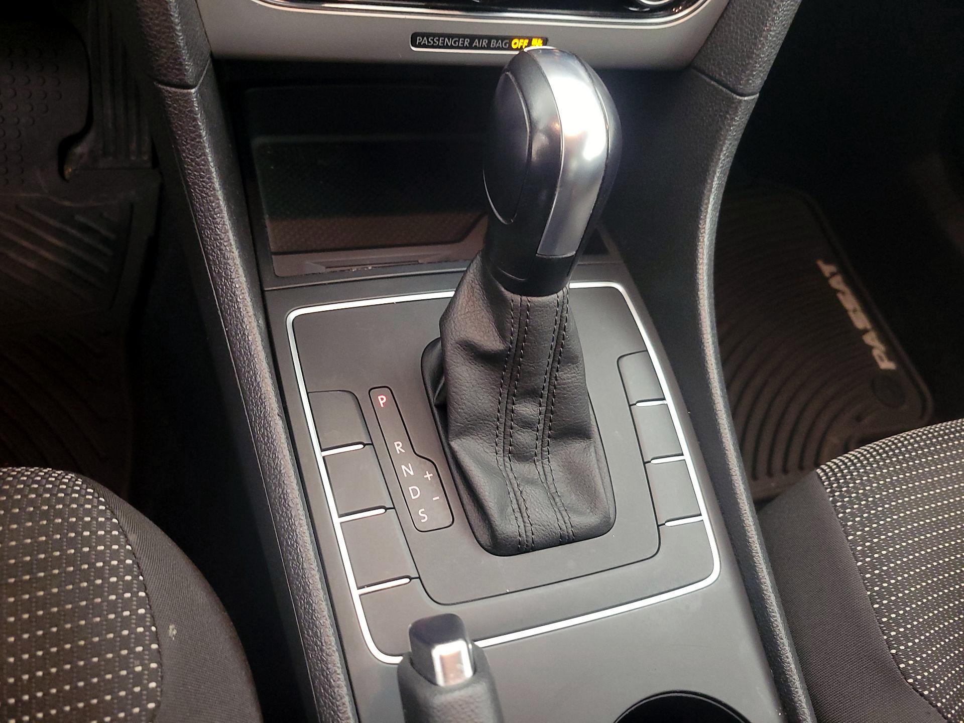 Thumbnail: 2016 Volkswagen Passat - 17