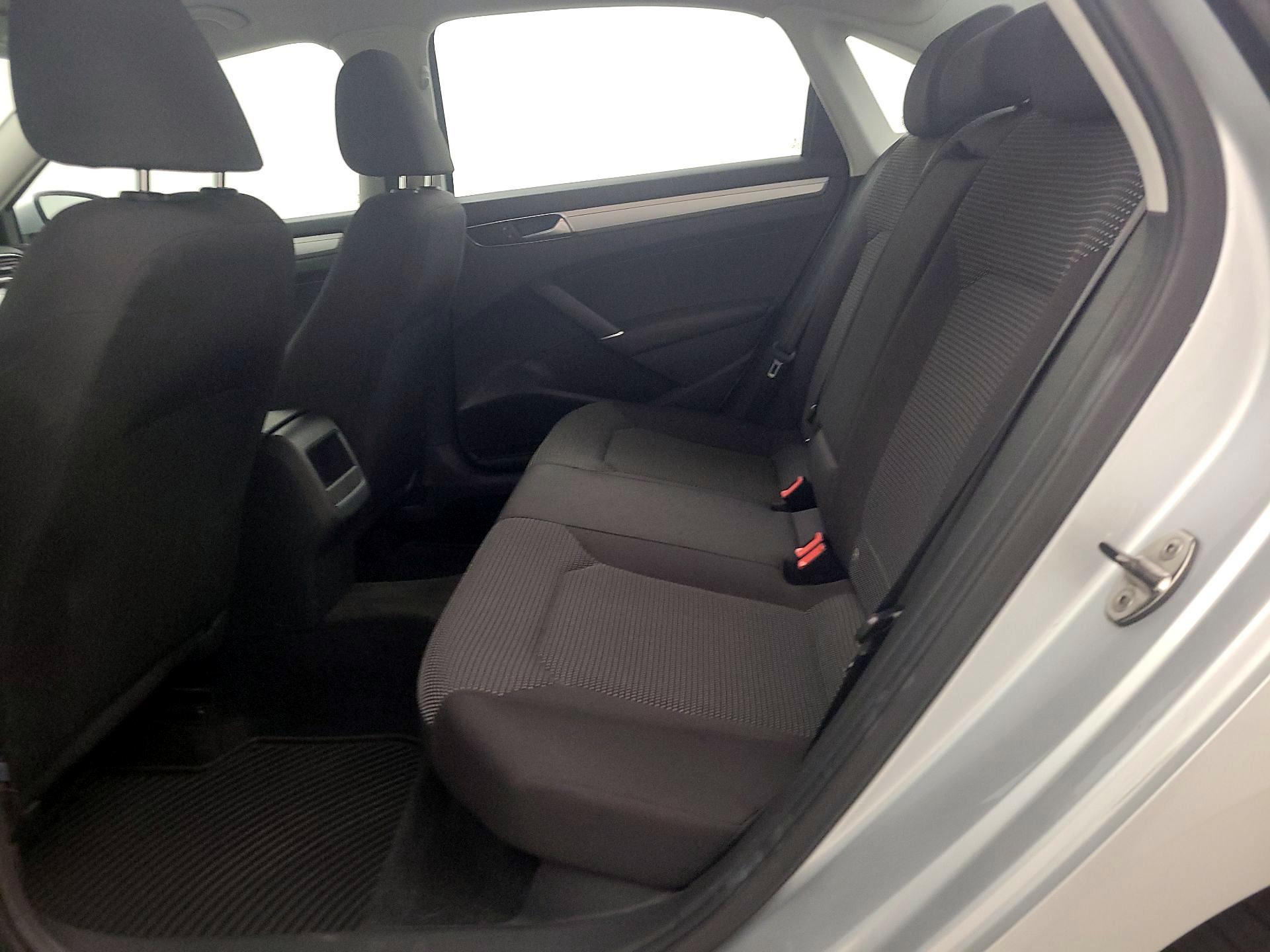 Thumbnail: 2016 Volkswagen Passat - 19