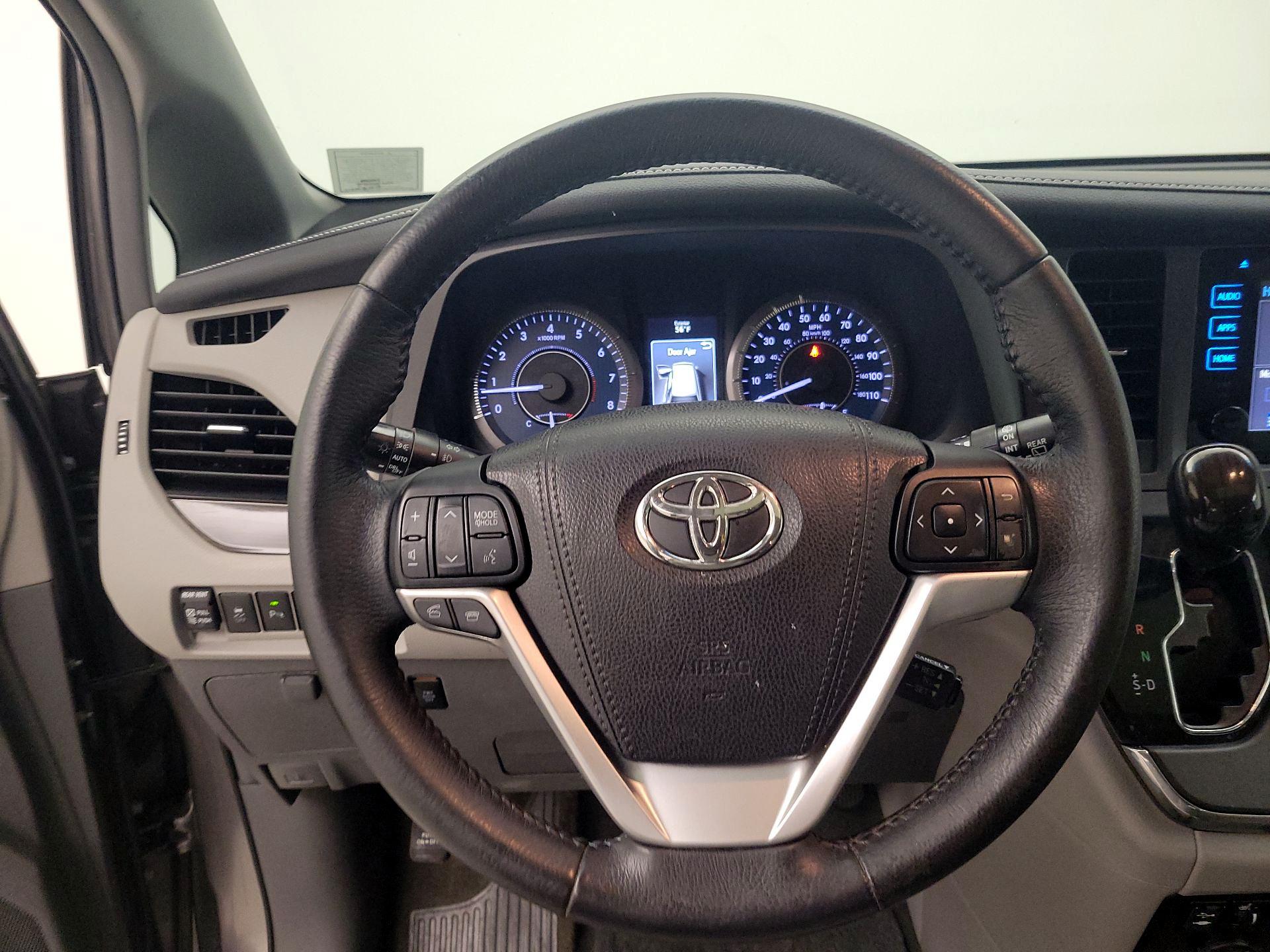 Thumbnail: 2017 Toyota Sienna - 10