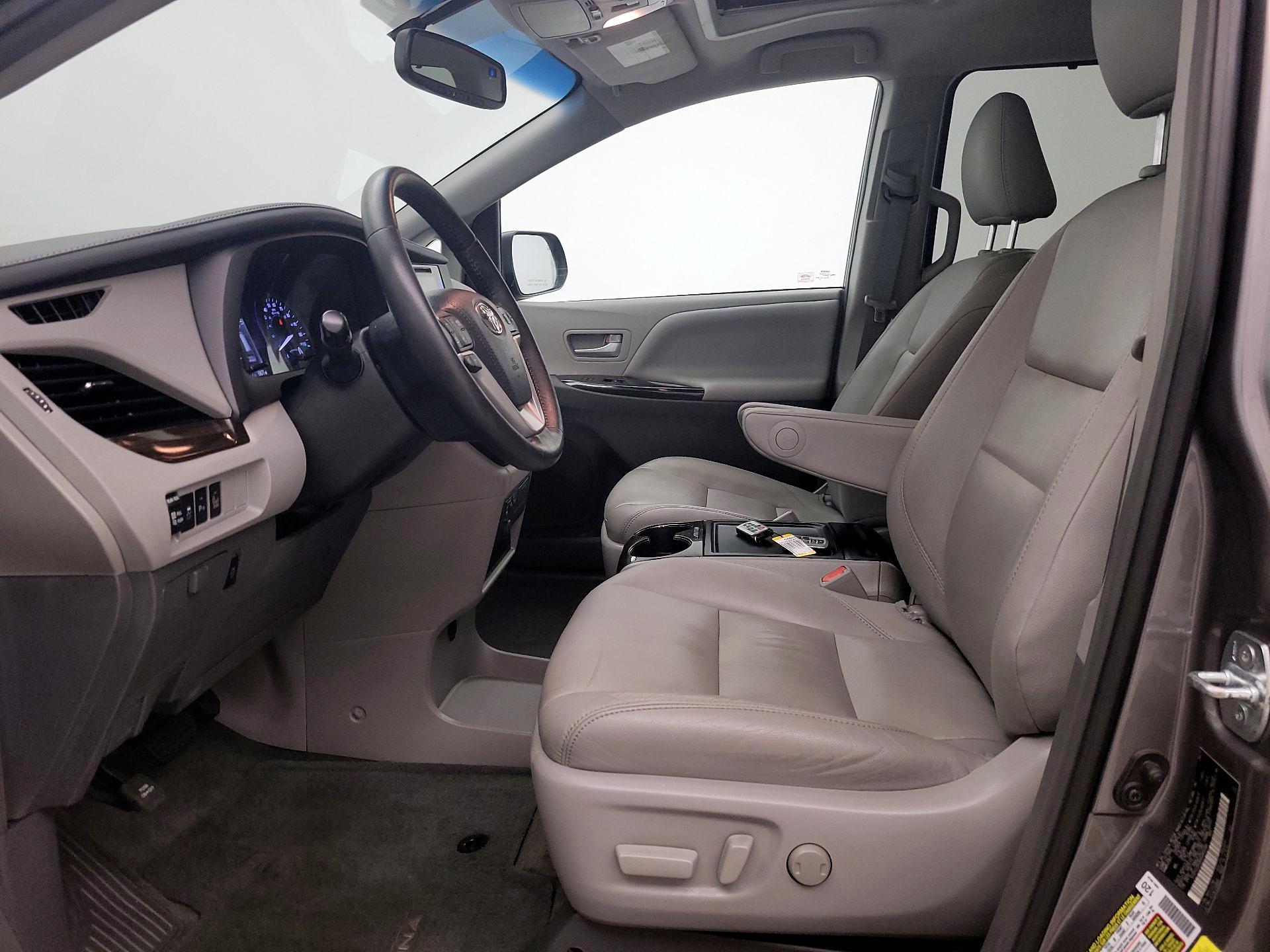 Thumbnail: 2017 Toyota Sienna - 11